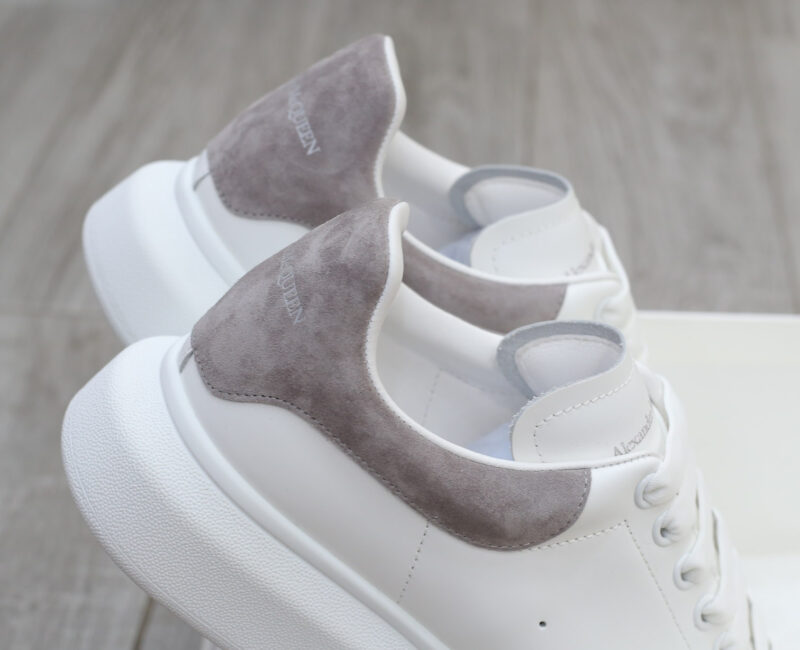 Giày Alexander Mcqueen Trắng Gót Da Lộn Xám Nhạt