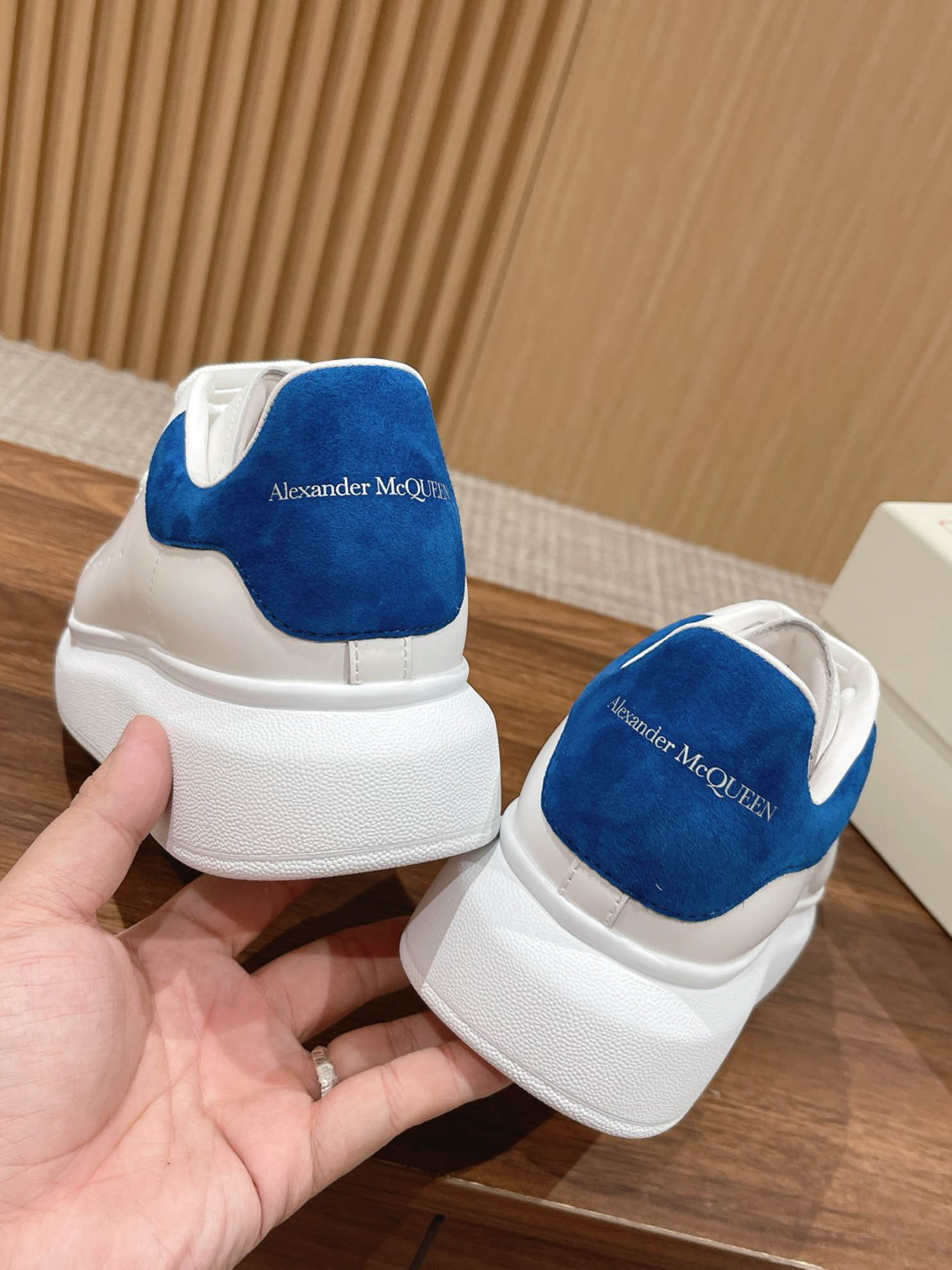 Giày Alexander Mcqueen Trắng Gót Da Lộn Xanh Đậm