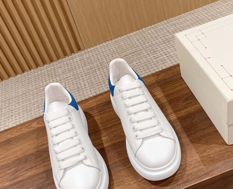 Giày Alexander Mcqueen Trắng Gót Da Lộn Xanh Đậm