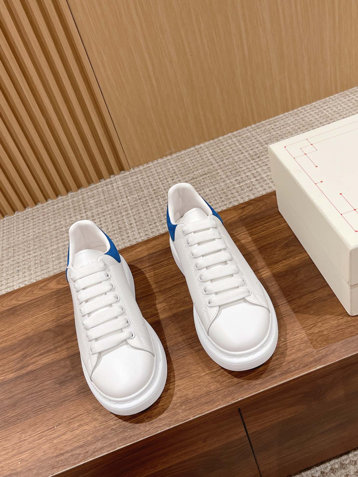 Giày Alexander Mcqueen Trắng Gót Da Lộn Xanh Đậm