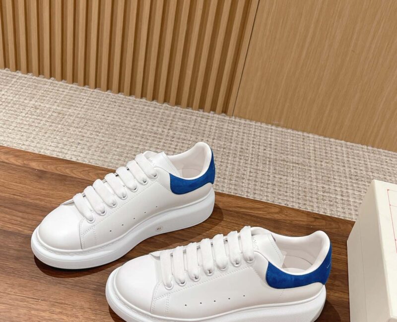 Giày Alexander Mcqueen Trắng Gót Da Lộn Xanh Đậm