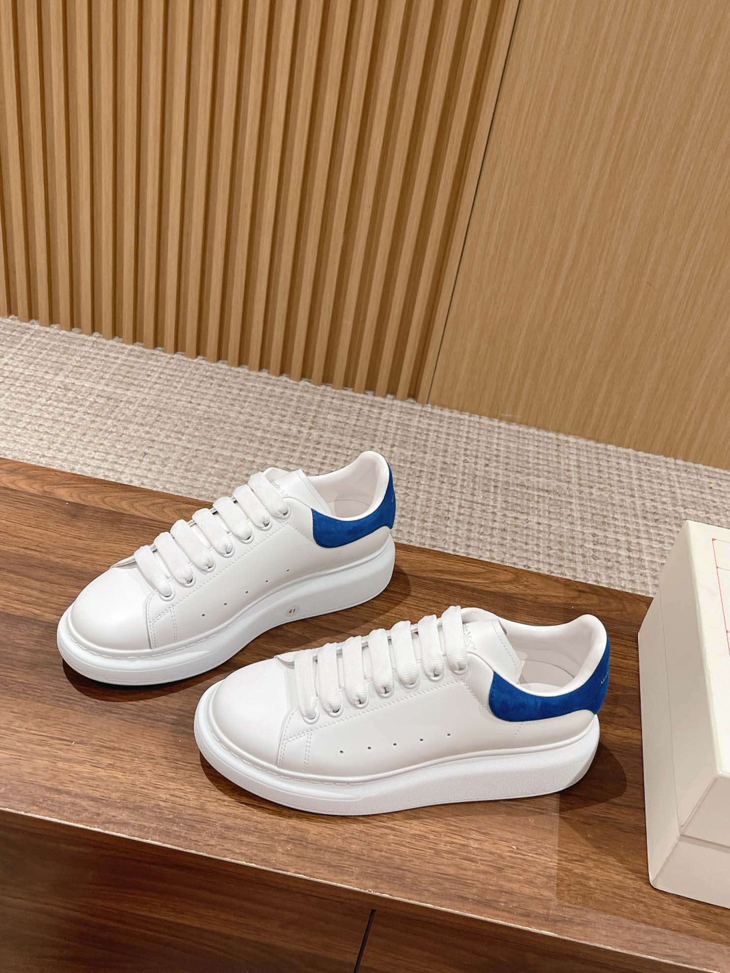 Giày Alexander Mcqueen Trắng Gót Da Lộn Xanh Đậm