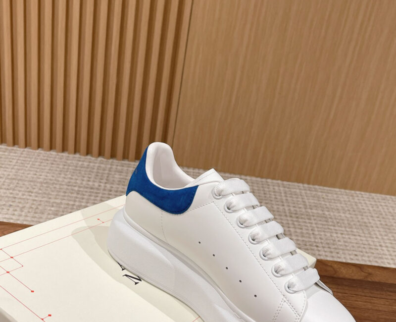 Giày Alexander Mcqueen Trắng Gót Da Lộn Xanh Đậm