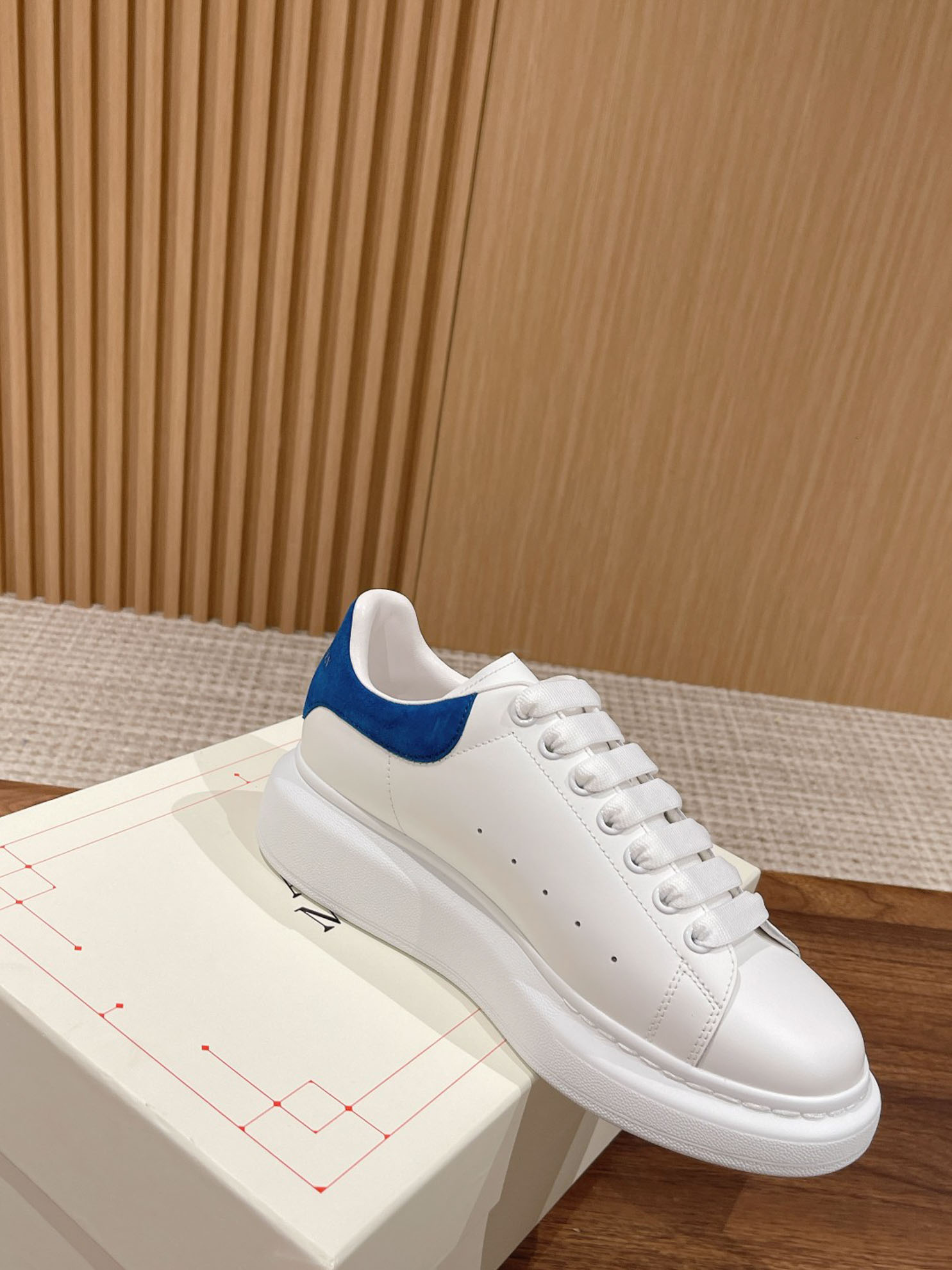 Giày Alexander Mcqueen Trắng Gót Da Lộn Xanh Đậm