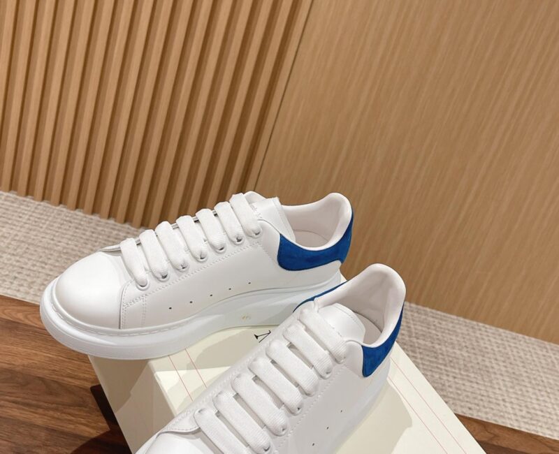 Giày Alexander Mcqueen Trắng Gót Da Lộn Xanh Đậm