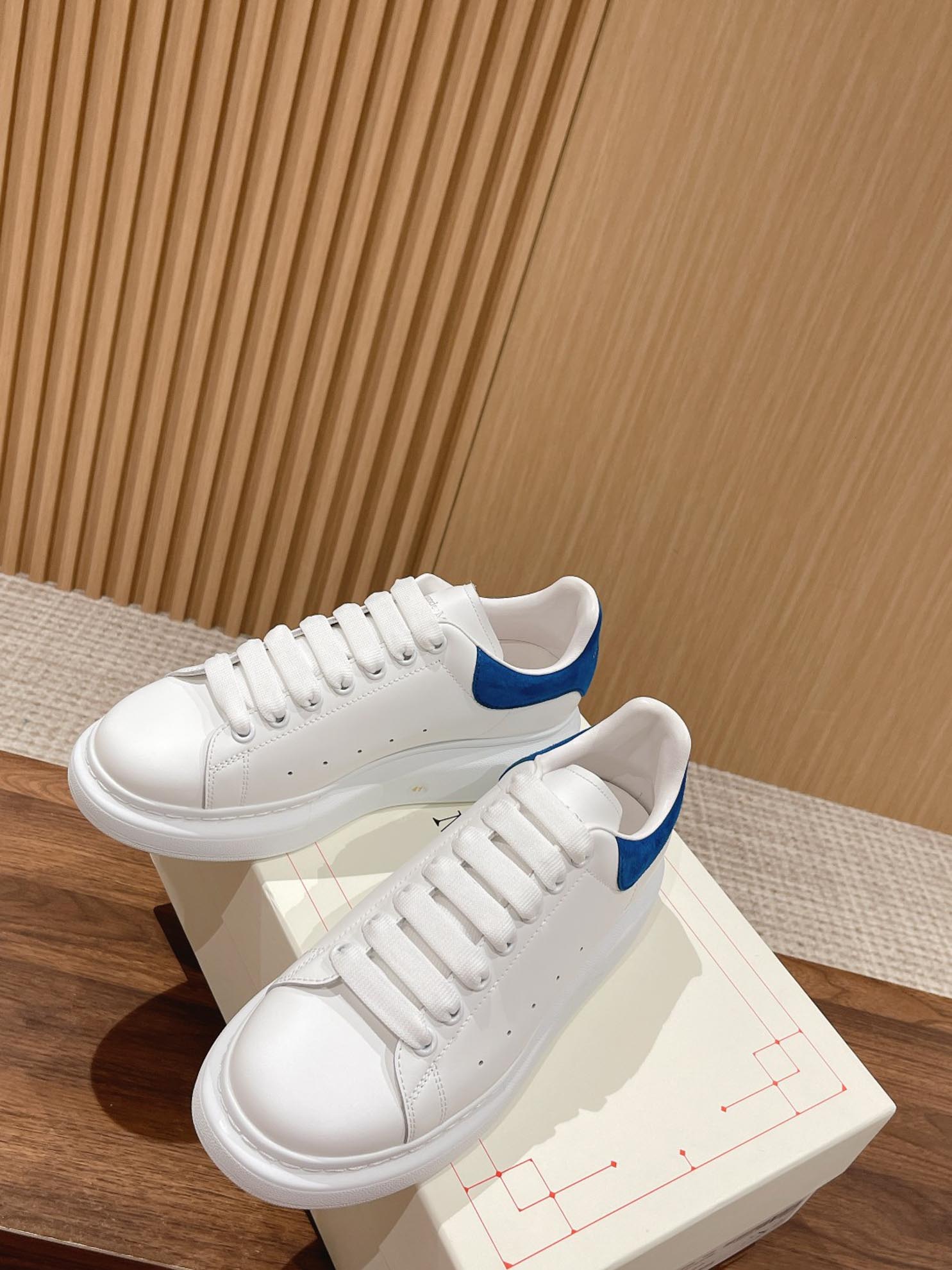 Giày Alexander Mcqueen Trắng Gót Da Lộn Xanh Đậm