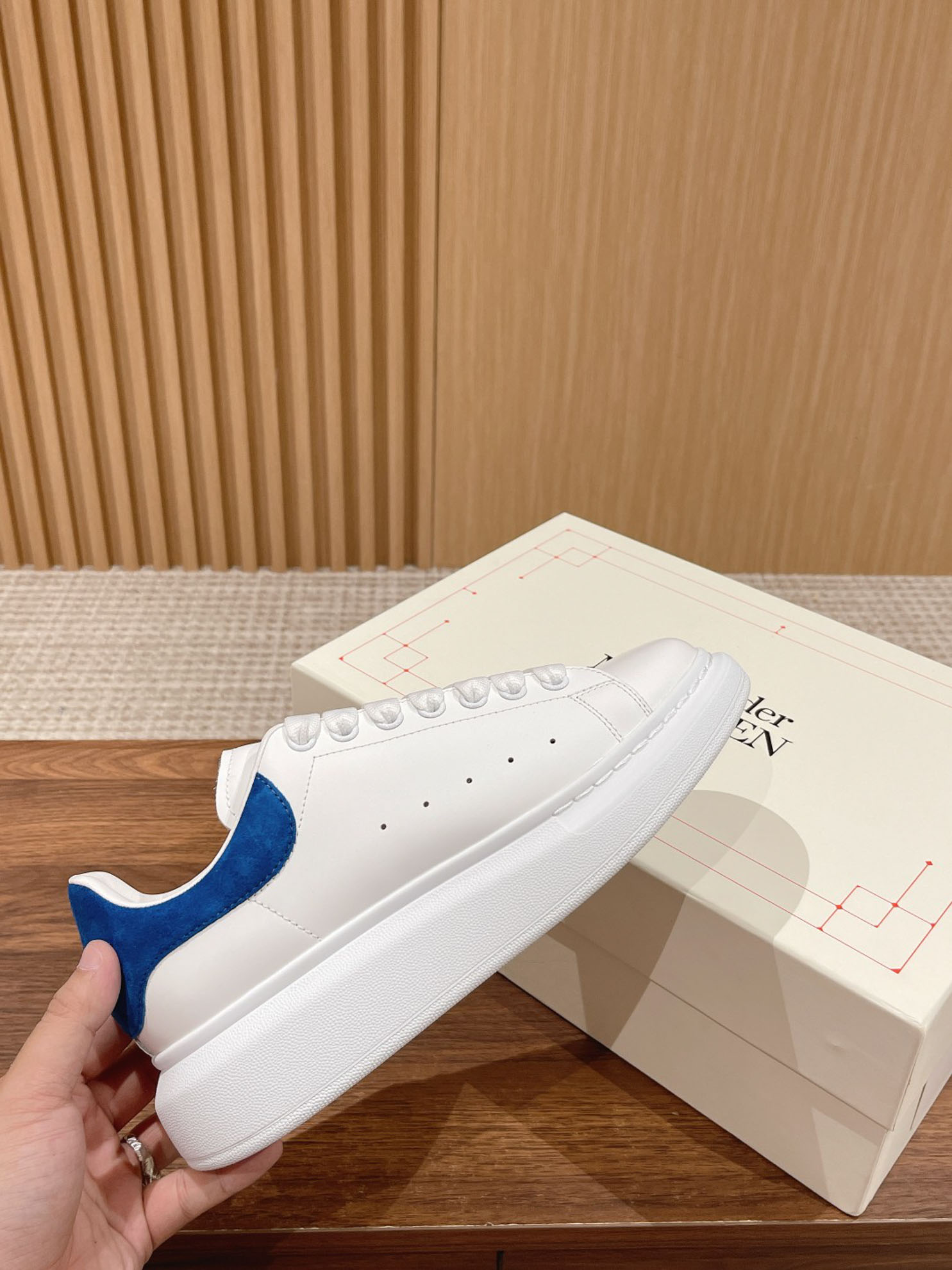 Giày Alexander Mcqueen Trắng Gót Da Lộn Xanh Đậm