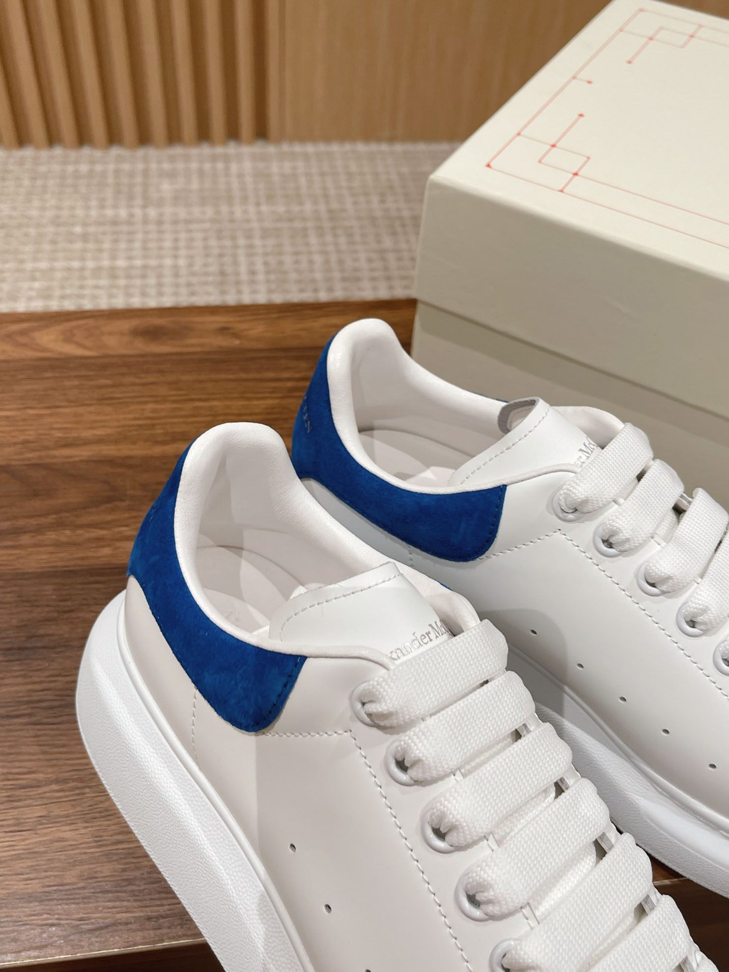 Giày Alexander Mcqueen Trắng Gót Da Lộn Xanh Đậm