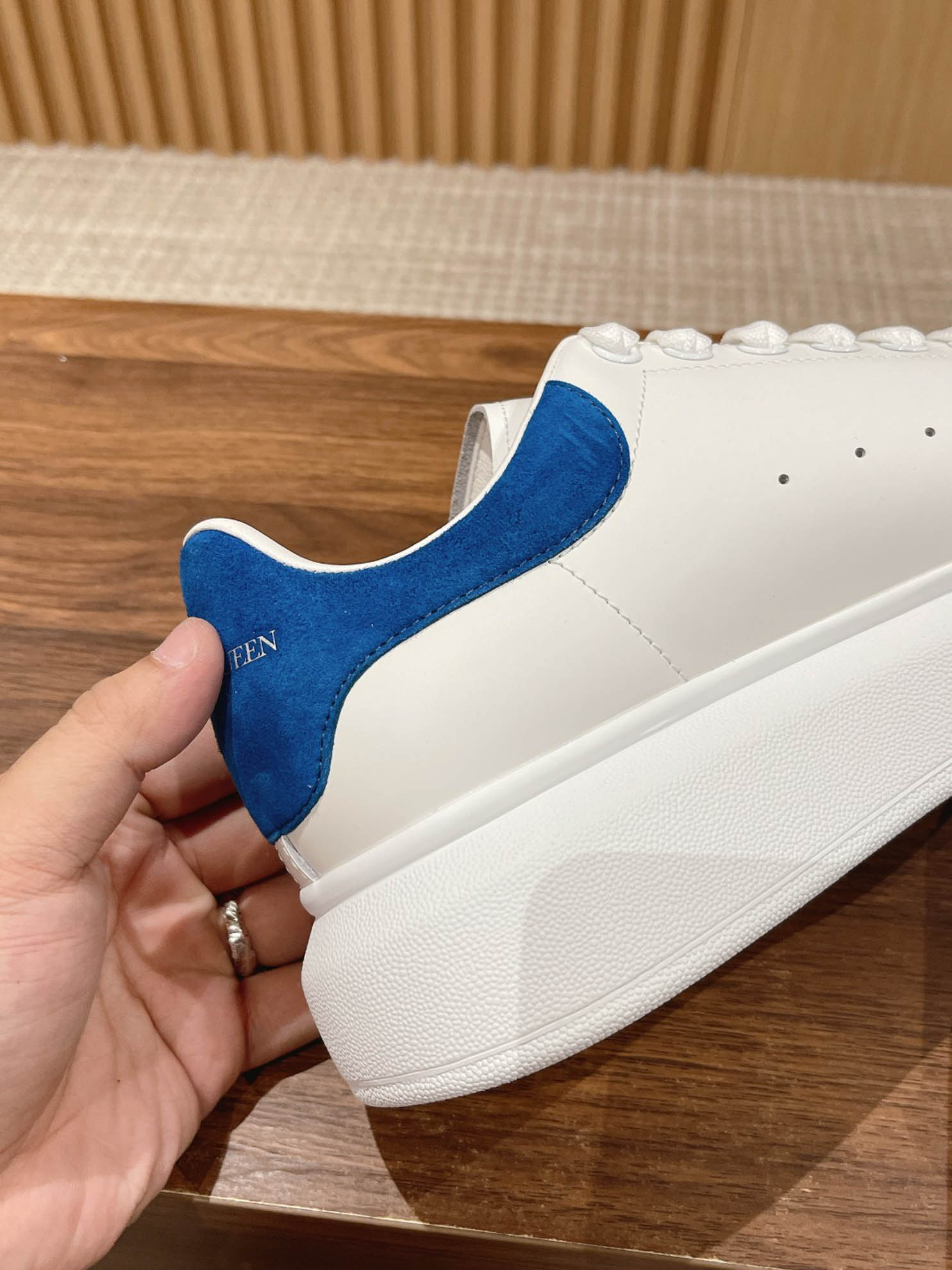 Giày Alexander Mcqueen Trắng Gót Da Lộn Xanh Đậm