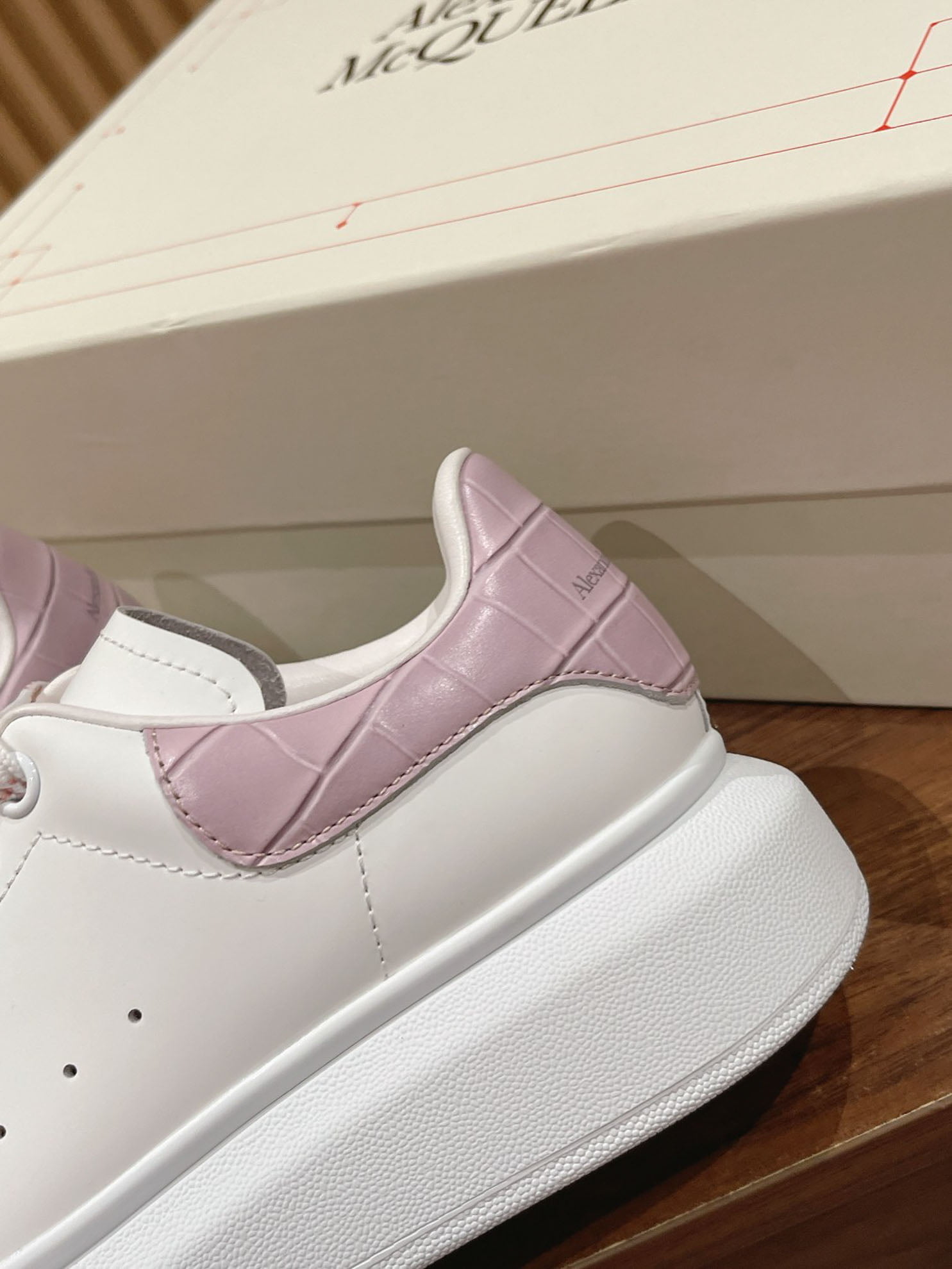 Giày Alexander Mcqueen Trắng Gót Hồng Vân Cá Sấu Like Auth