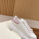Giày Alexander Mcqueen Trắng Gót Hồng Vân Cá Sấu Like Auth