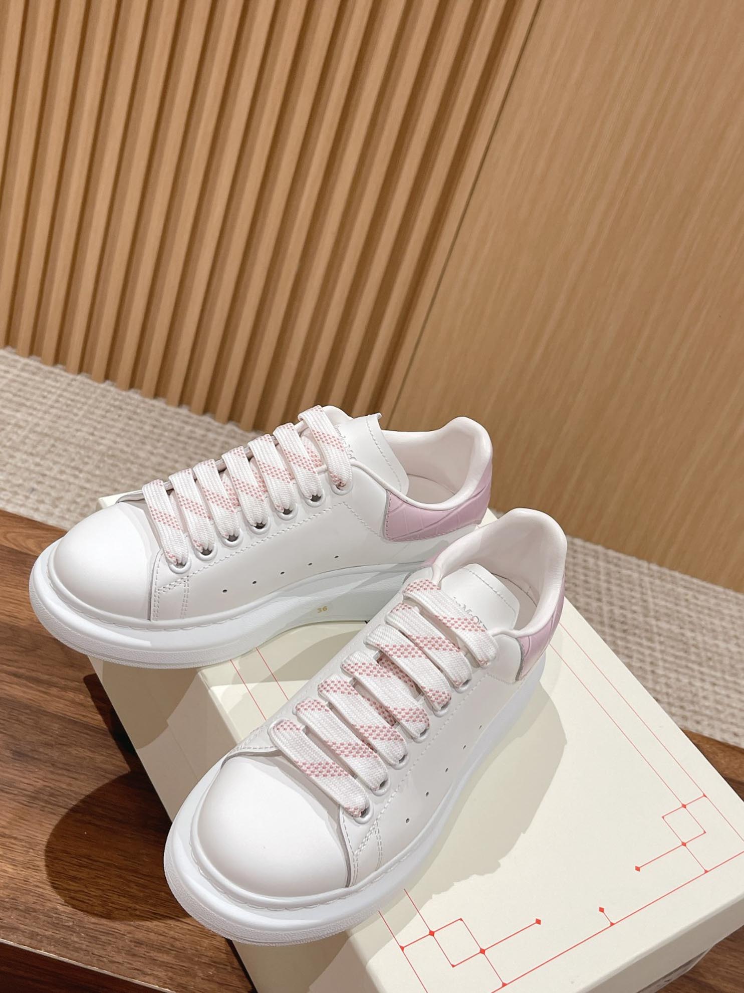 Giày Alexander Mcqueen Trắng Gót Hồng Vân Cá Sấu Like Auth