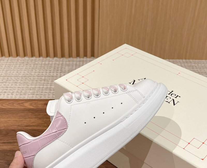 Giày Alexander Mcqueen Trắng Gót Hồng Vân Cá Sấu Like Auth
