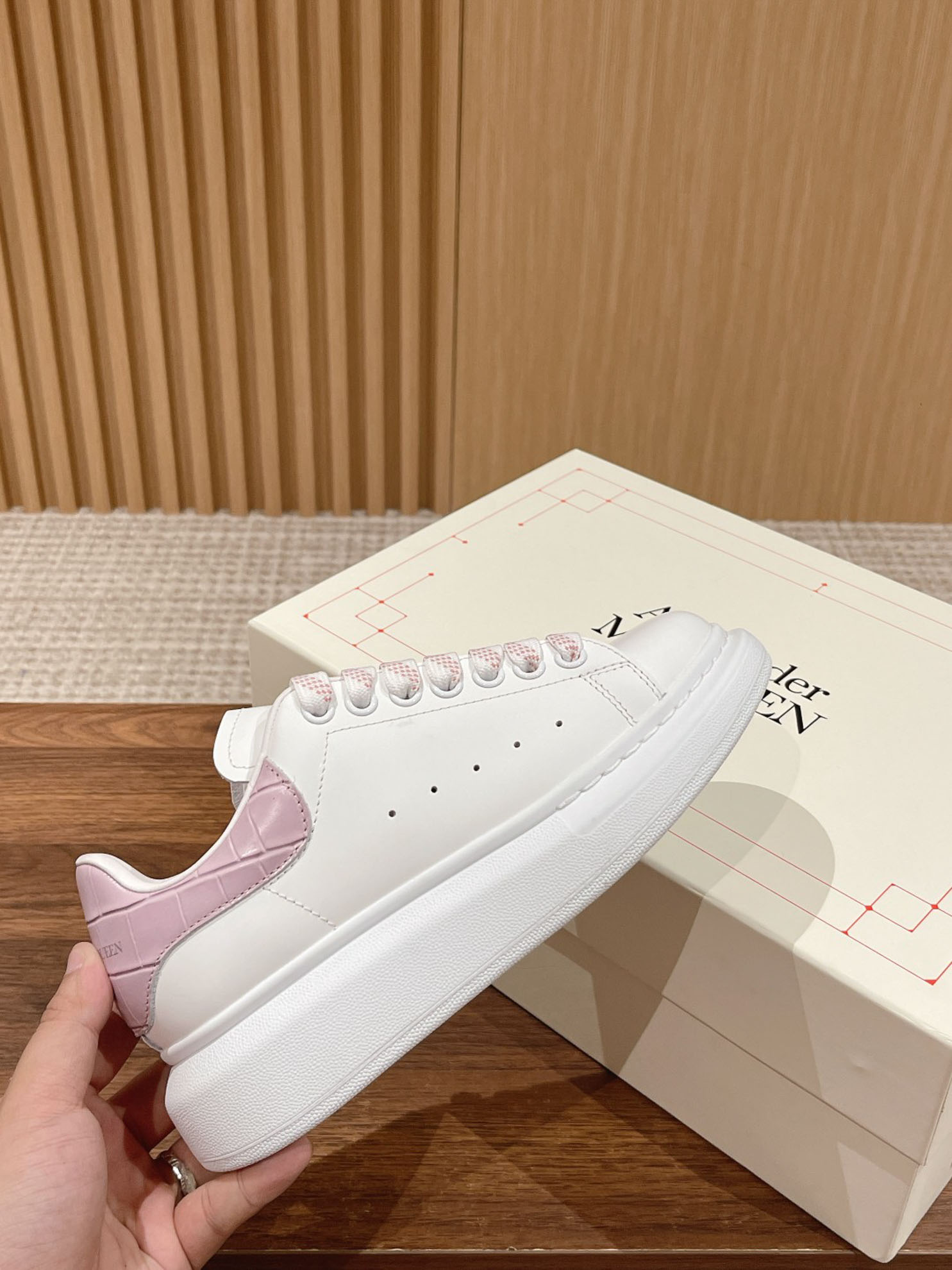 Giày Alexander Mcqueen Trắng Gót Hồng Vân Cá Sấu Like Auth