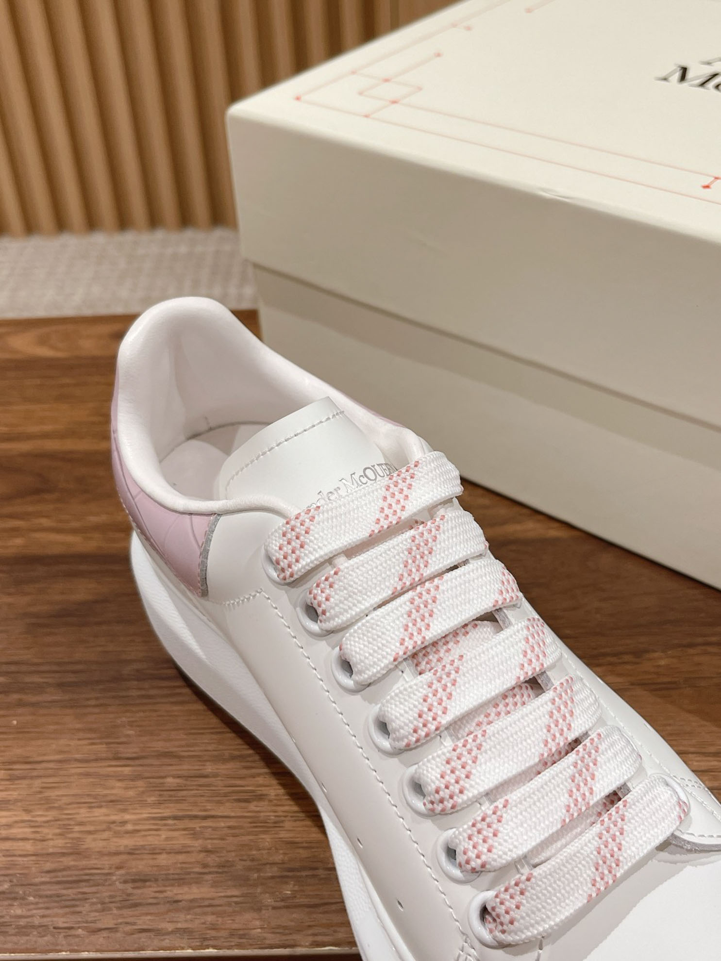 Giày Alexander Mcqueen Trắng Gót Hồng Vân Cá Sấu Like Auth