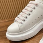 Giày Alexander Mcqueen Trắng Gót Hồng Vân Cá Sấu Like Auth