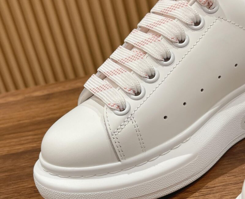 Giày Alexander Mcqueen Trắng Gót Hồng Vân Cá Sấu Like Auth