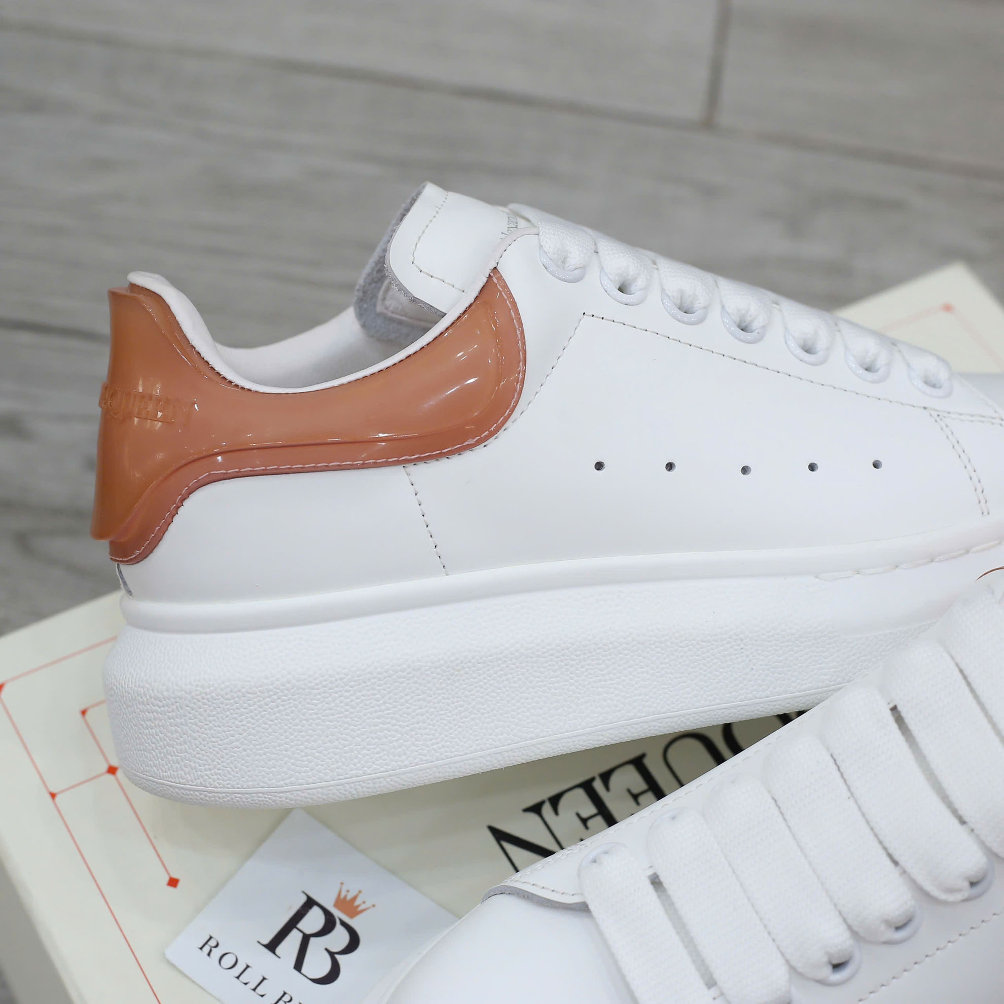 Giày Alexander Mcqueen Trắng Gót Nâu Trong Like Auth