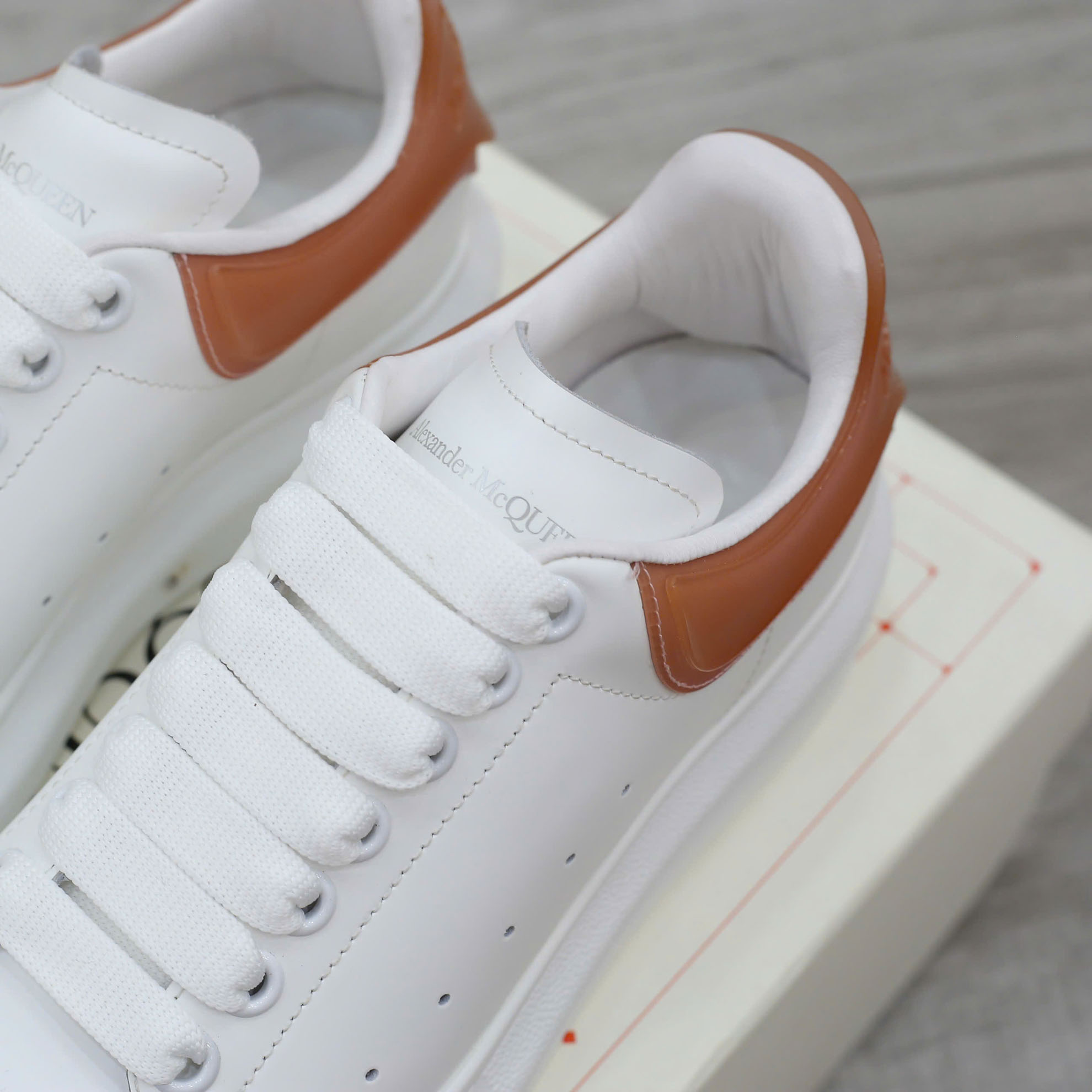 Giày Alexander Mcqueen Trắng Gót Nâu Trong Like Auth
