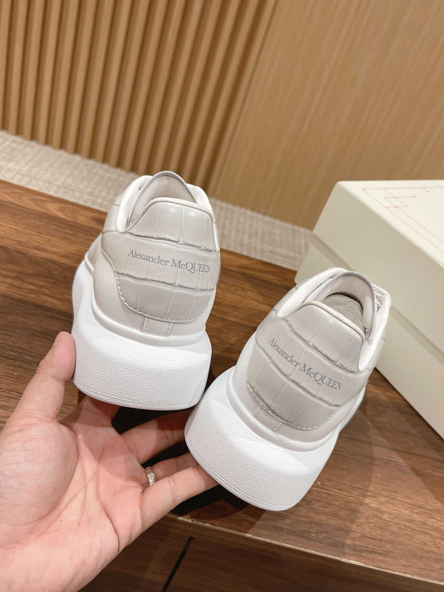 Giày Alexander Mcqueen Trắng Gót Be Vân Cá Sấu Like Auth