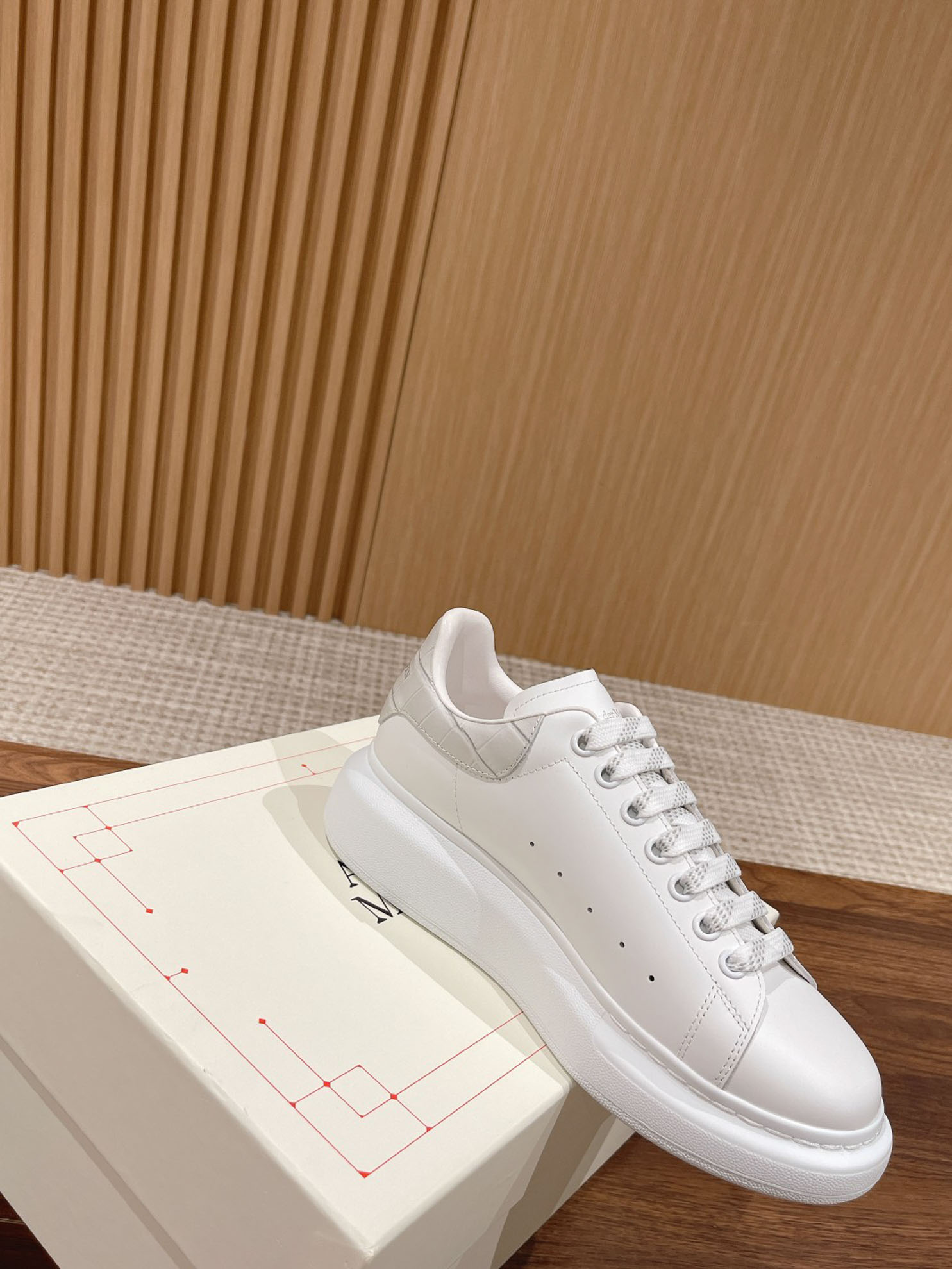 Giày Alexander Mcqueen Trắng Gót Be Vân Cá Sấu Like Auth