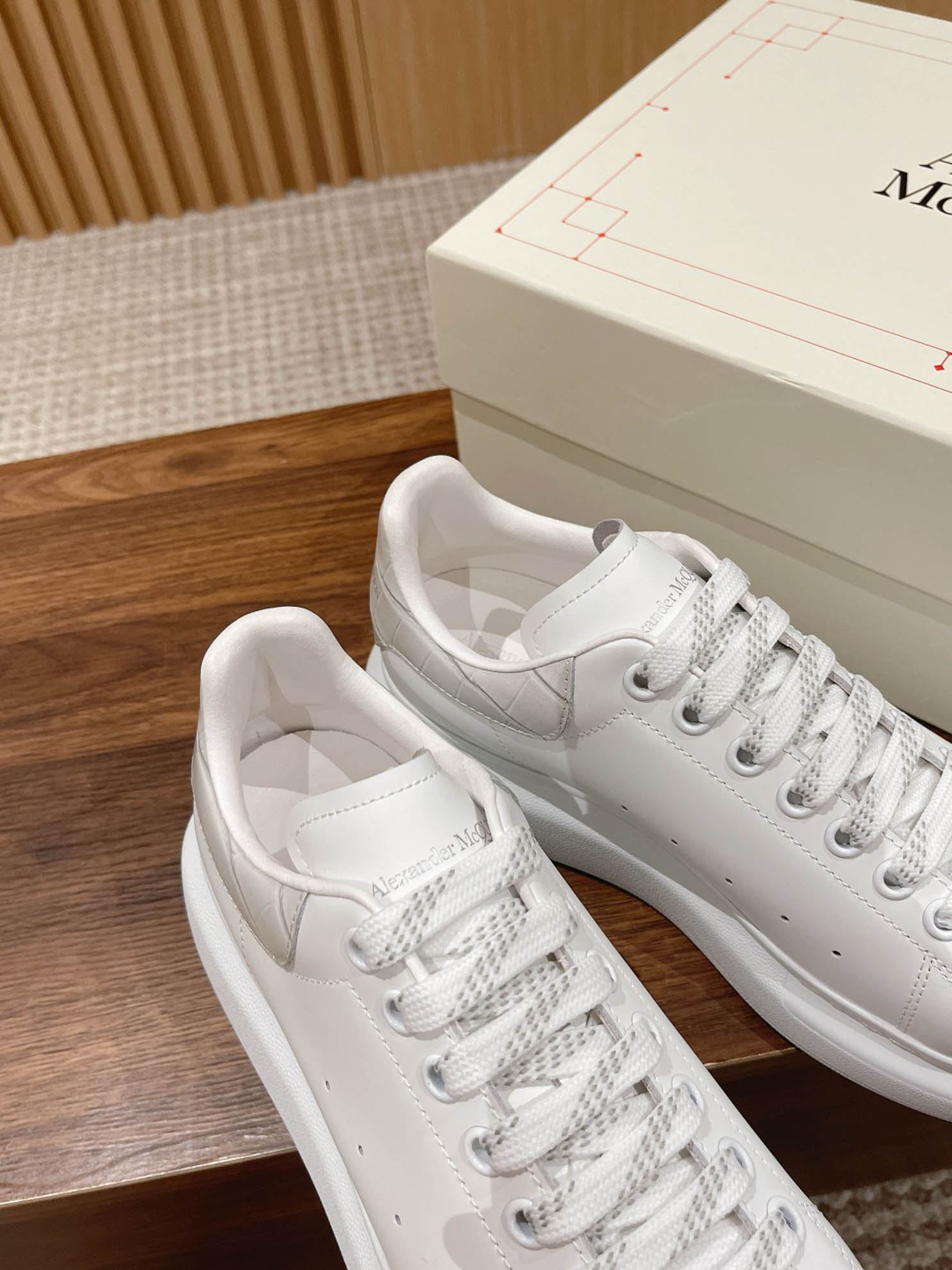 Giày Alexander Mcqueen Trắng Gót Be Vân Cá Sấu Like Auth