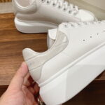 Giày Alexander Mcqueen Trắng Gót Be Vân Cá Sấu Like Auth