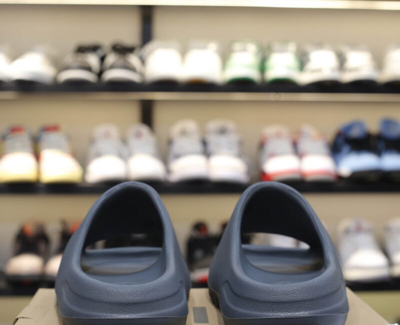 Dép Adidas Yeezy Slide ‘Slate Grey’ Like Auth