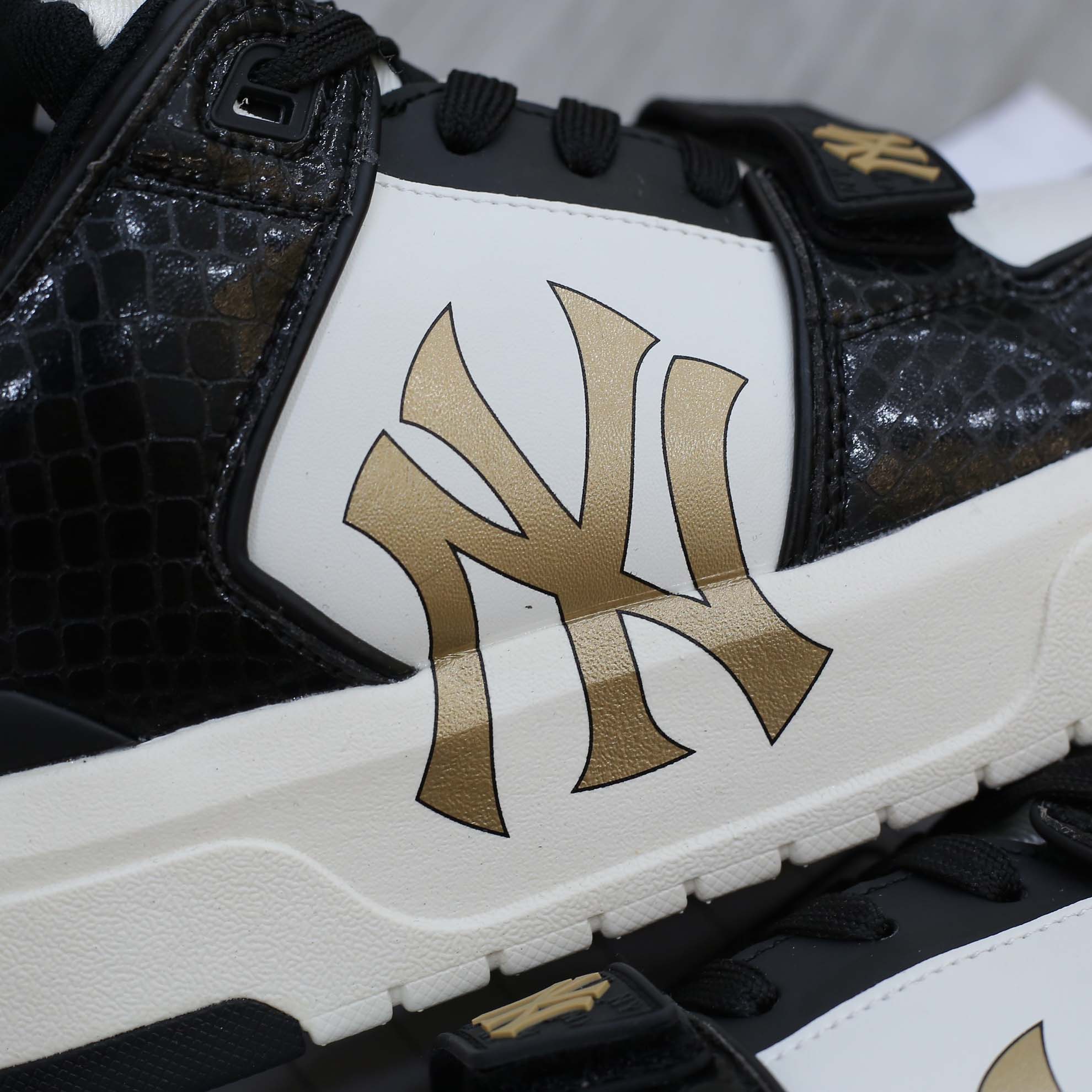 Giày MLB Chunky Liner Mid Lux New York Yankees Black Like Auth