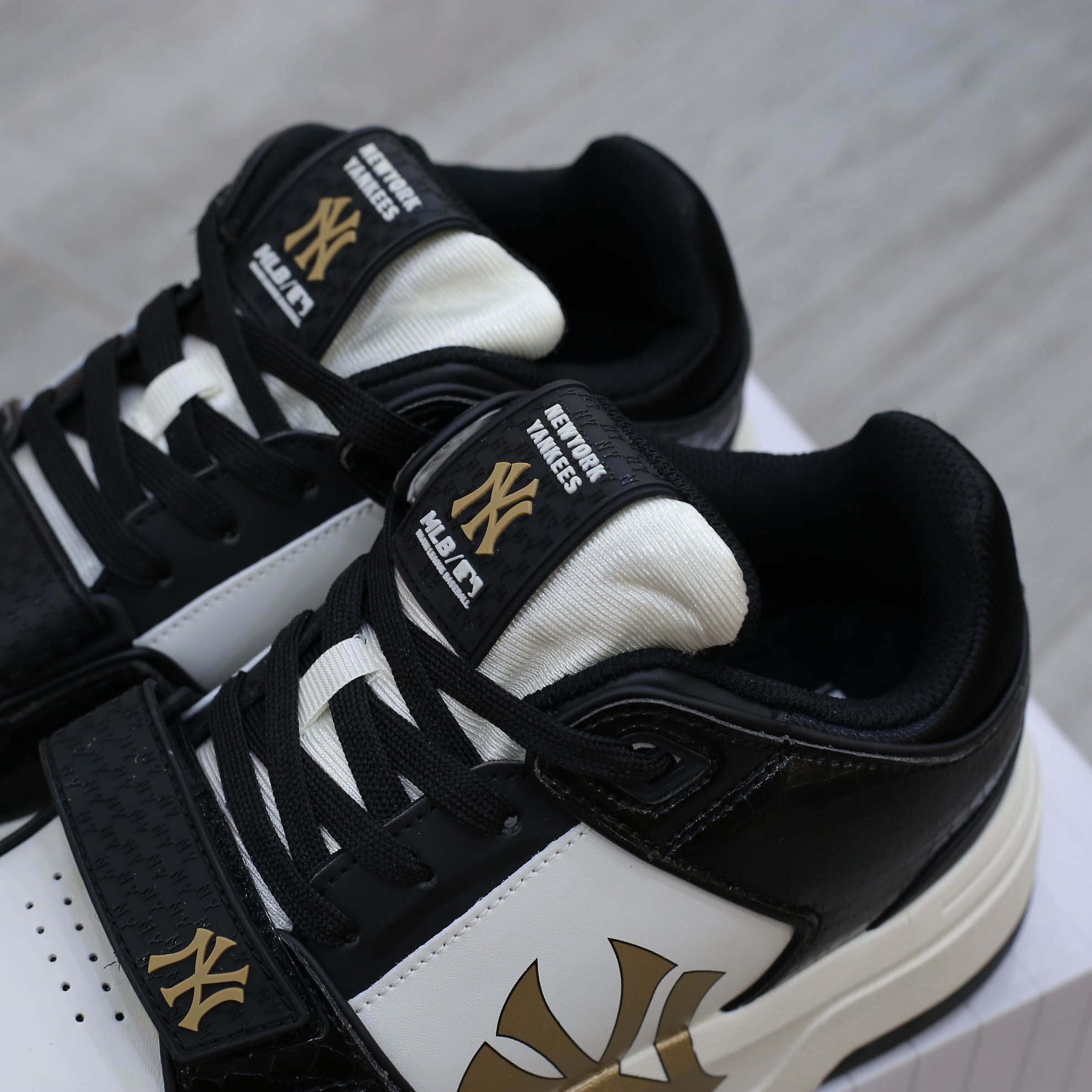 Giày MLB Chunky Liner Mid Lux New York Yankees Black Like Auth