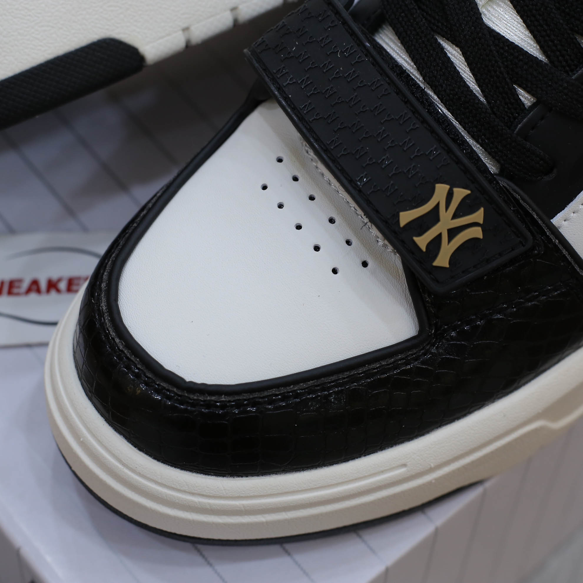 Giày MLB Chunky Liner Mid Lux New York Yankees Black Like Auth