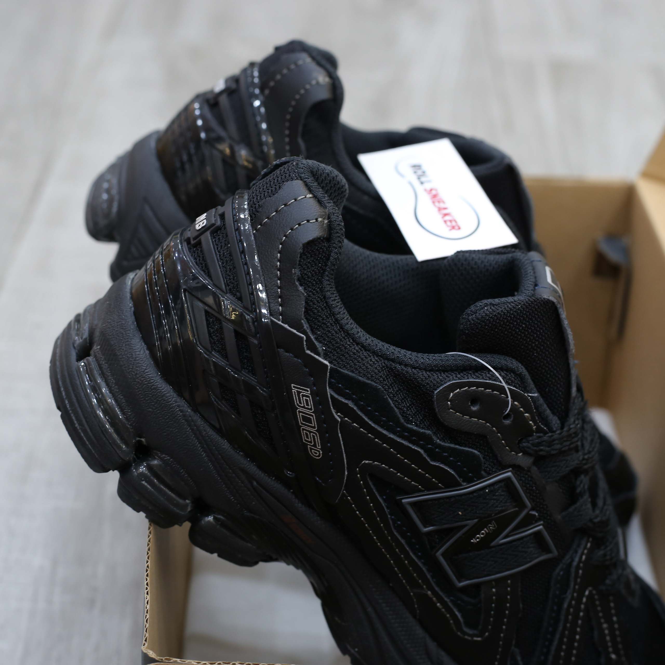 Dép Louis Vuitton Nam Màu Đen Họa Tiết Hoa Vàng Best Quality