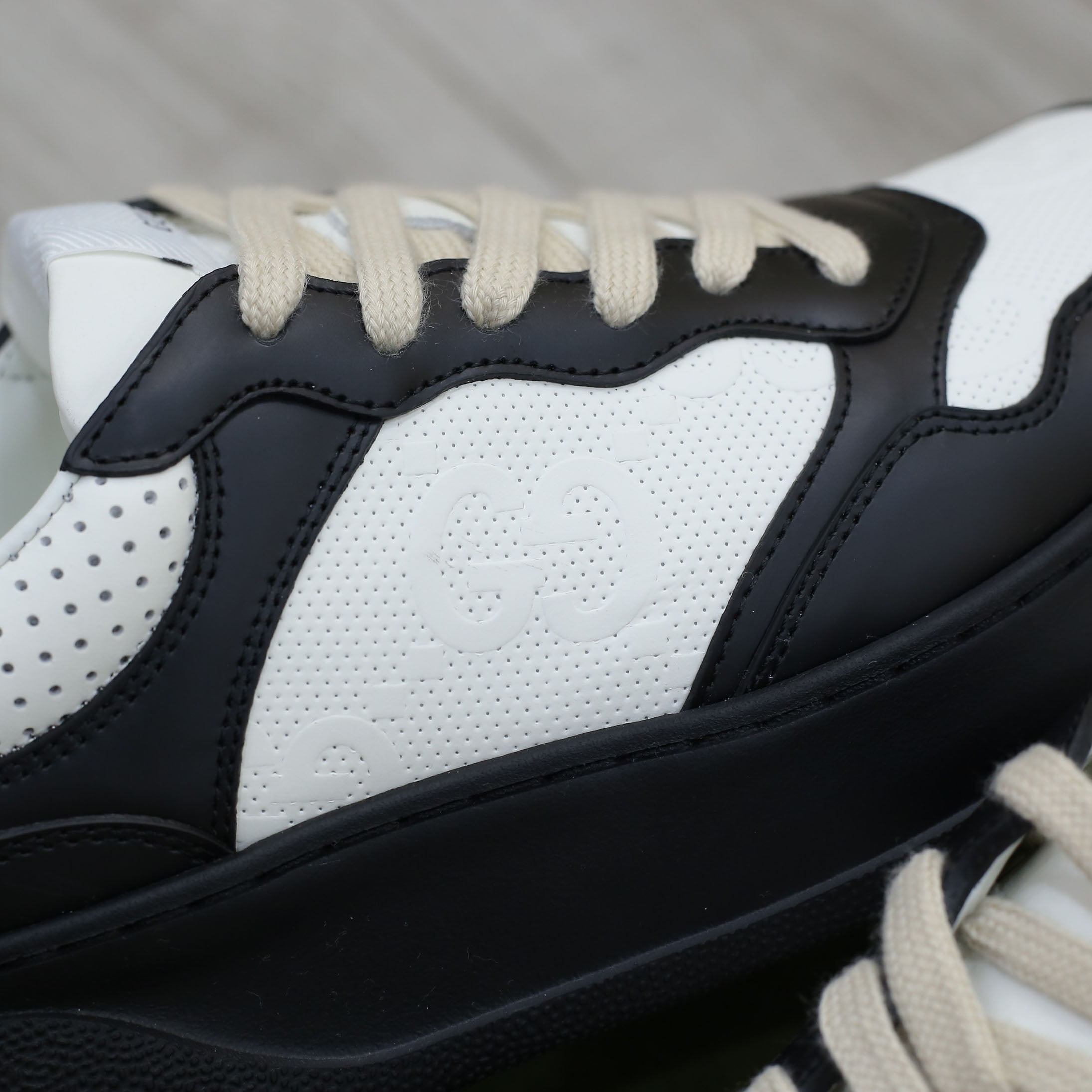 Giày Gucci GG Sneaker Black White leather họa tiết GG dập nổi Best Quality