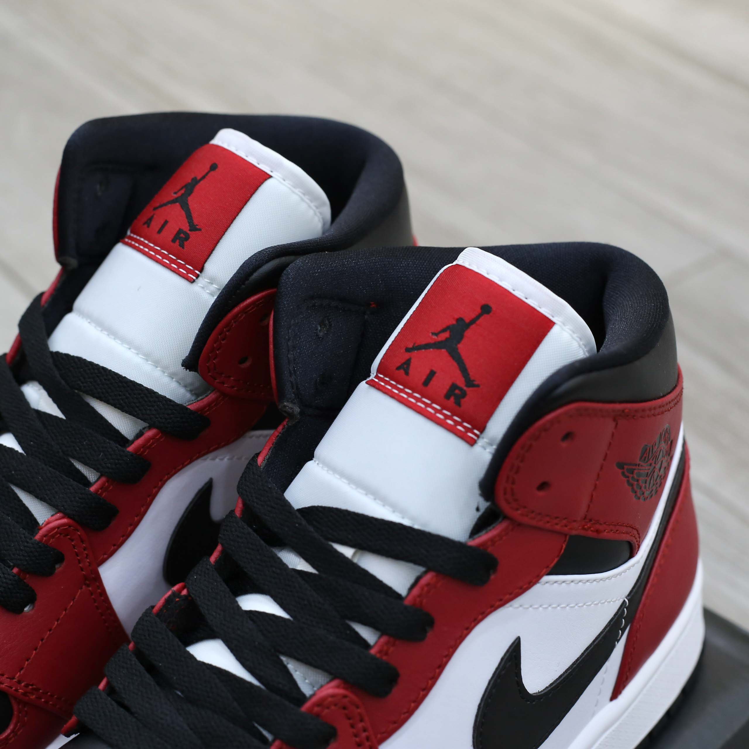 Giày Nike Air Jordan 1 Mid Chicago Black Toe Best Quality