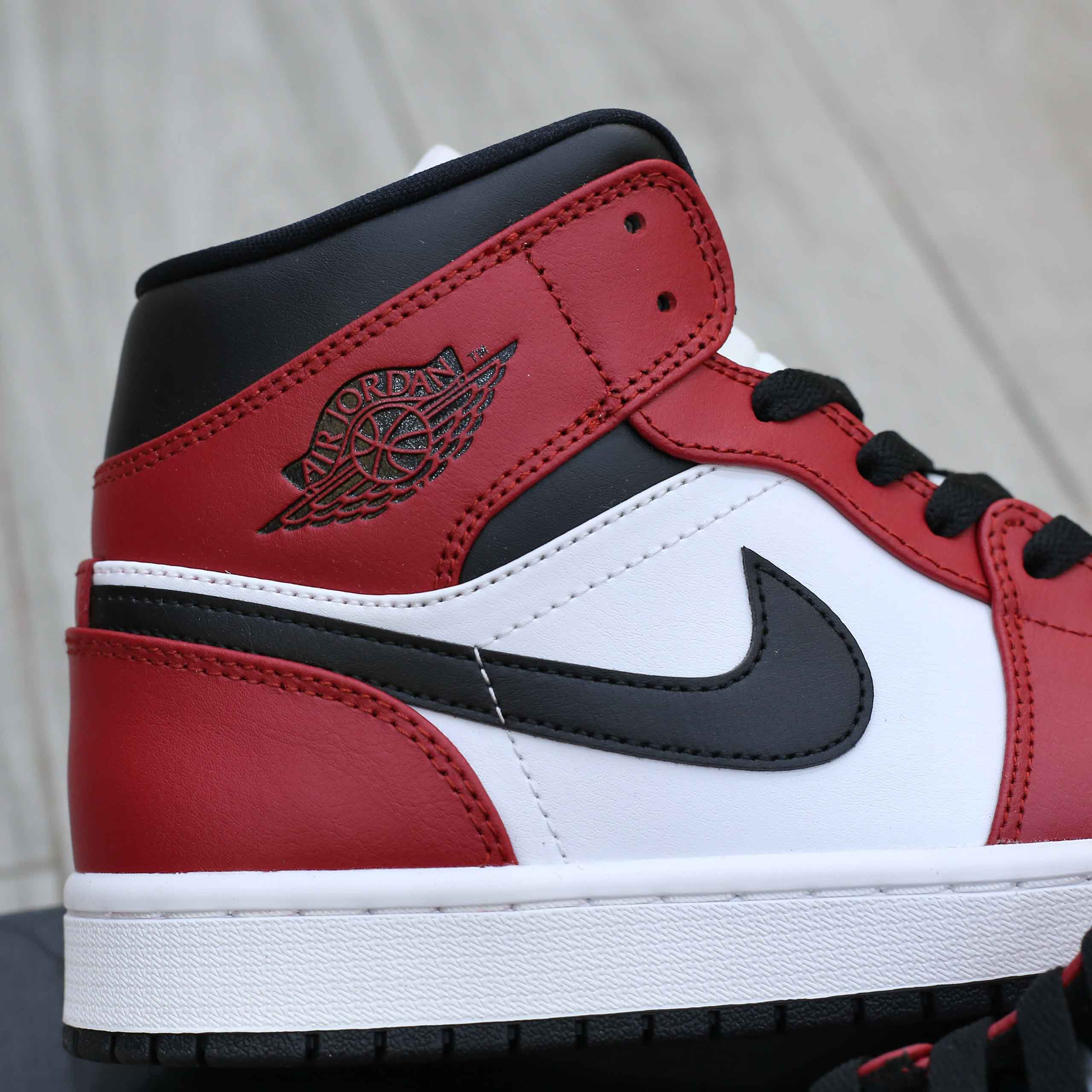 Giày Nike Air Jordan 1 Mid Chicago Black Toe Best Quality