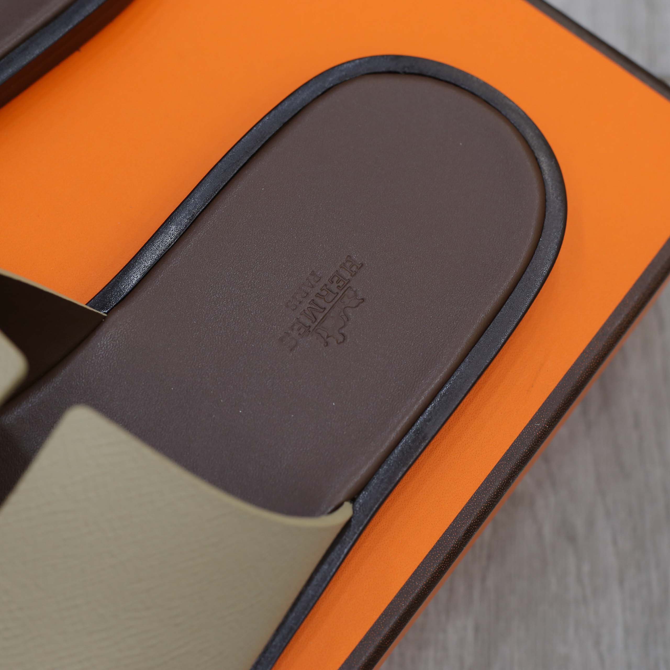 Dép Hermes Blanc Gomme da Epsom Lót Đế Đỏ Mận