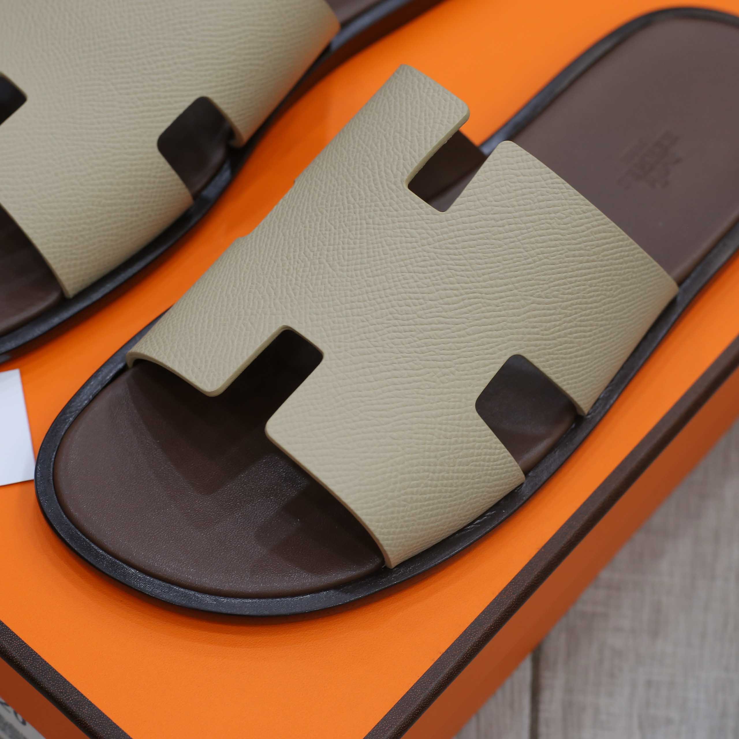 Dép Hermes Blanc Gomme da Epsom Lót Đế Đỏ Mận