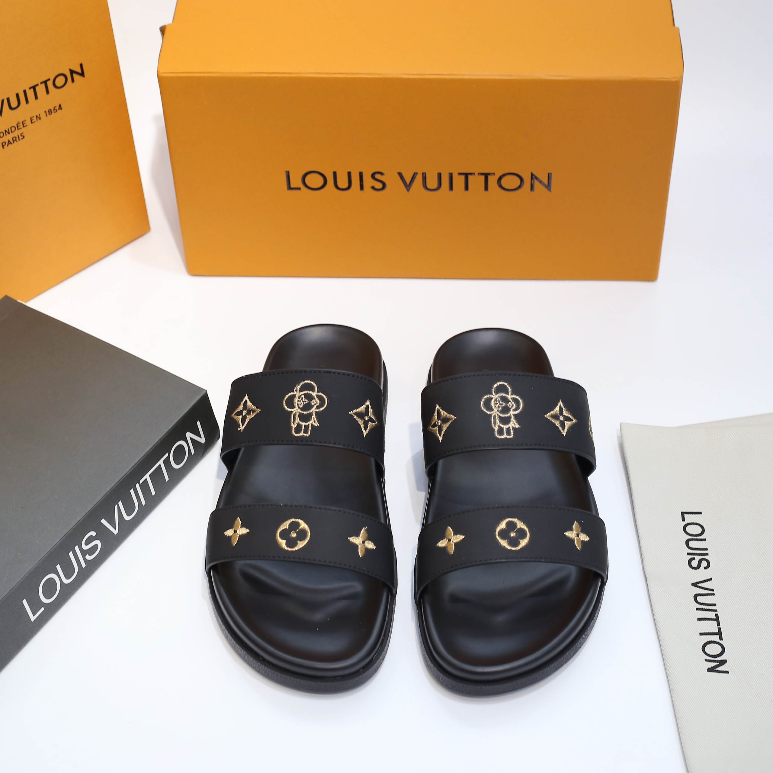 Dép Louis Vuitton Nam Màu Đen Họa Tiết Hoa Vàng Best Quality
