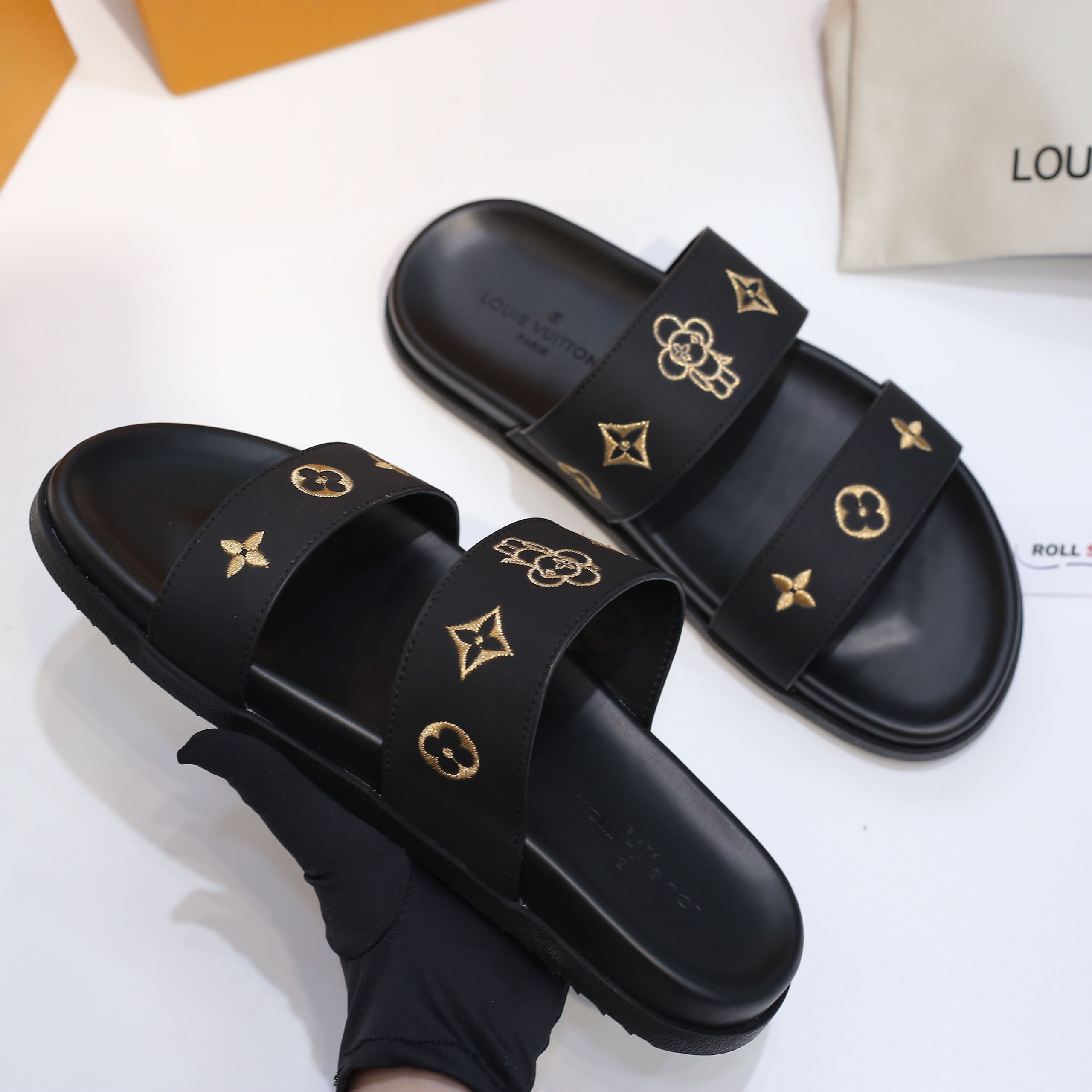 Dép Louis Vuitton Nam Màu Đen Họa Tiết Hoa Vàng Best Quality