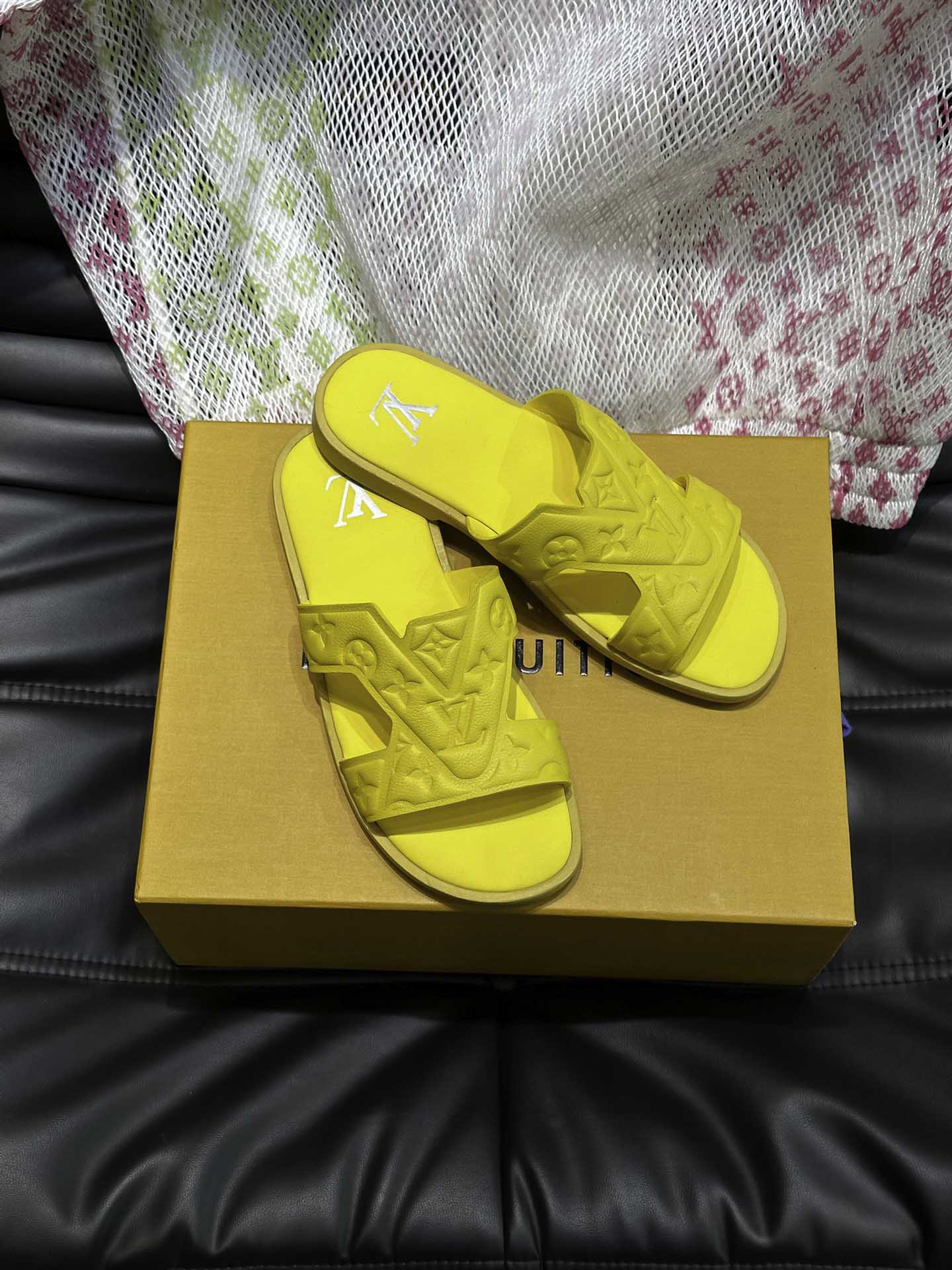 Dép LV Oasis Mule Leather Monogram Embossed Best Quality