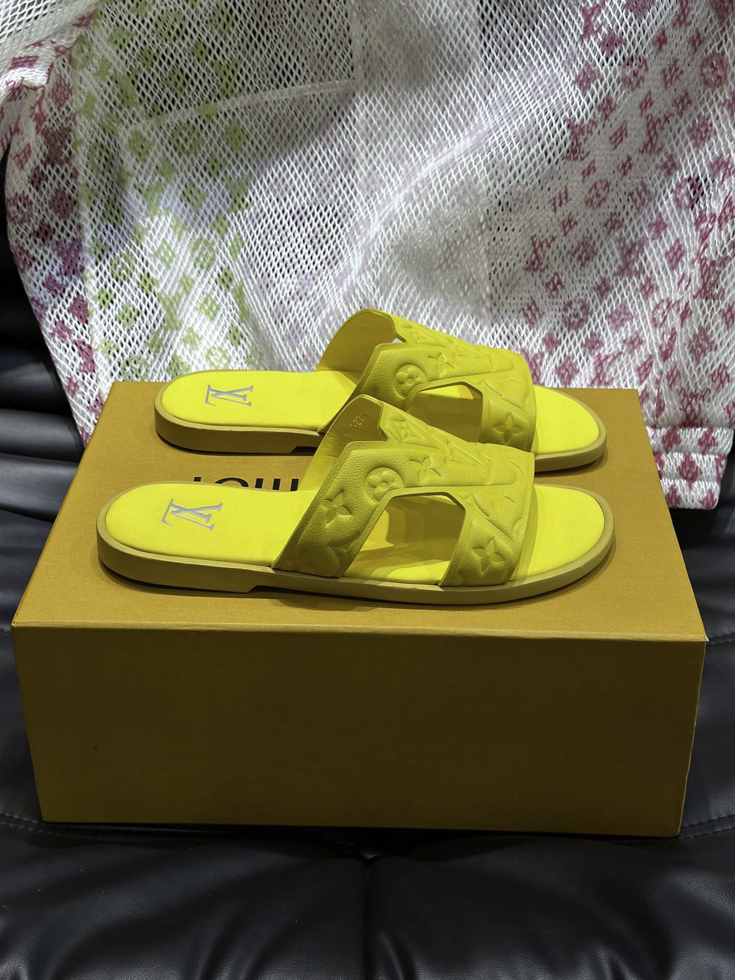 Dép LV Oasis Mule Leather Monogram Embossed Best Quality