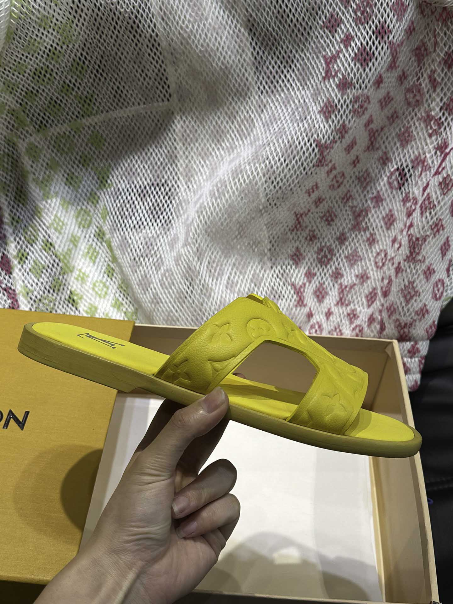 Dép LV Oasis Mule Leather Monogram Embossed Best Quality