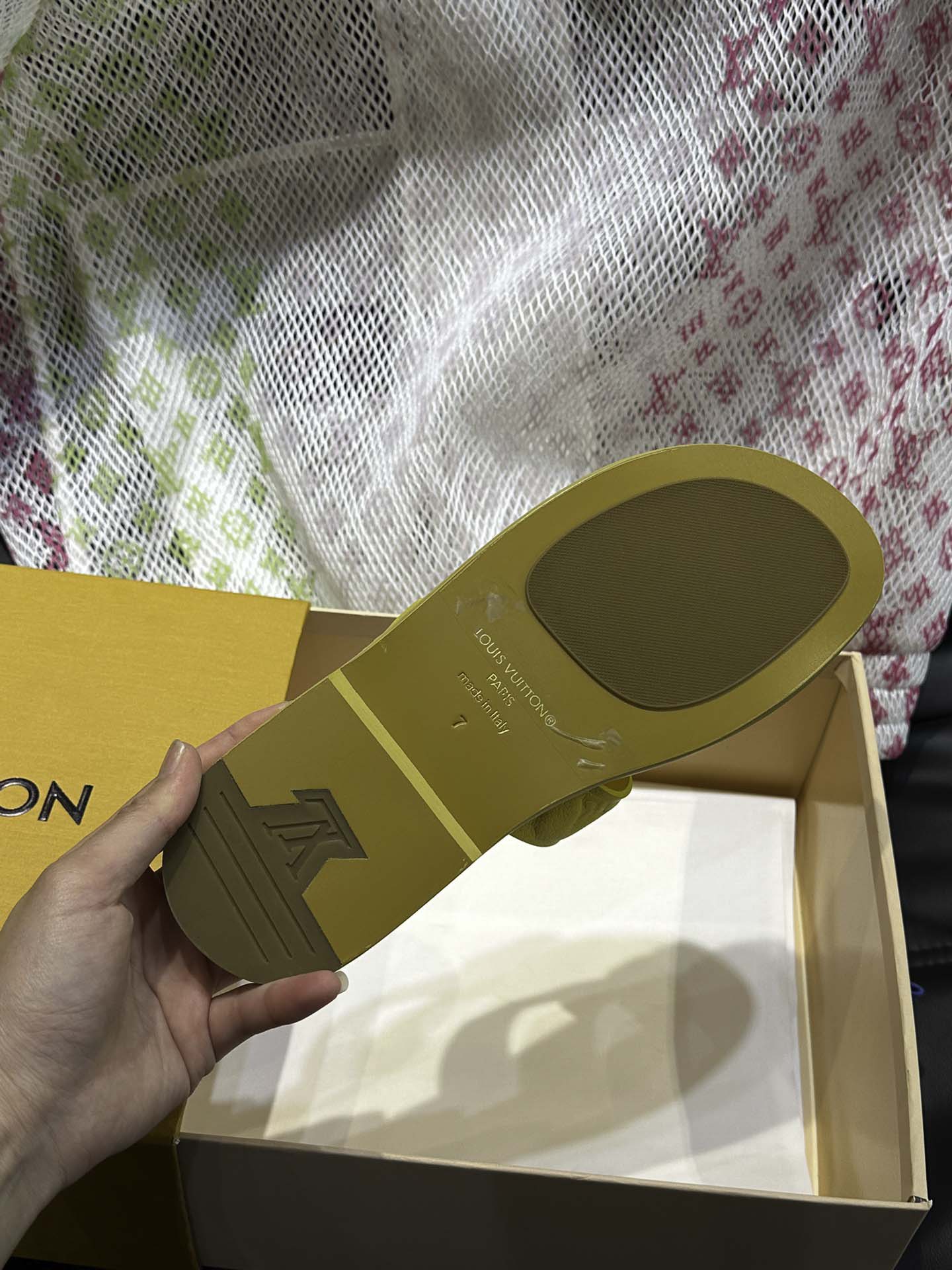 Dép LV Oasis Mule Leather Monogram Embossed Best Quality