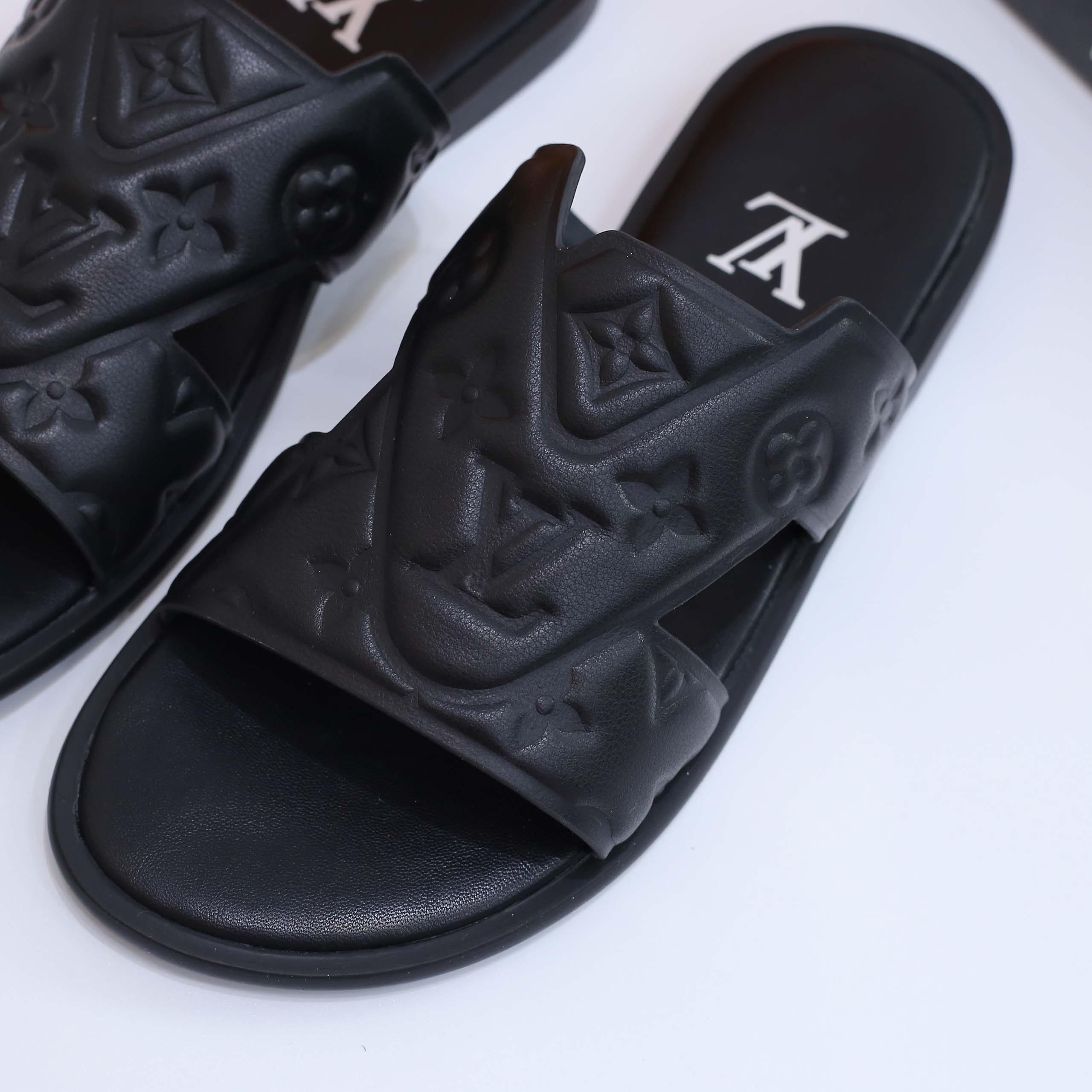 Dép LV Oasis Mule Embossed Monogram Black Best Quality