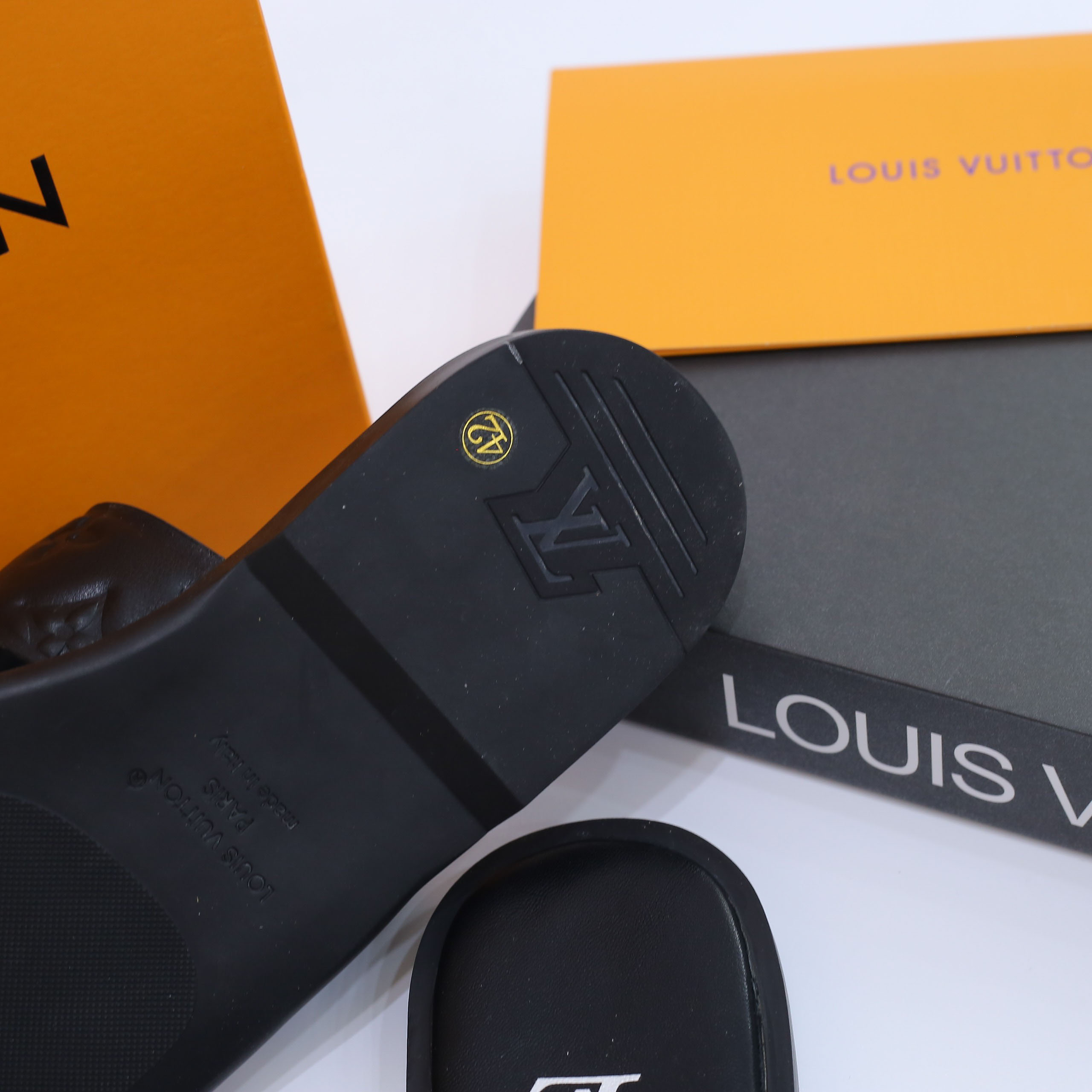 Dép LV Oasis Mule Embossed Monogram Black Best Quality