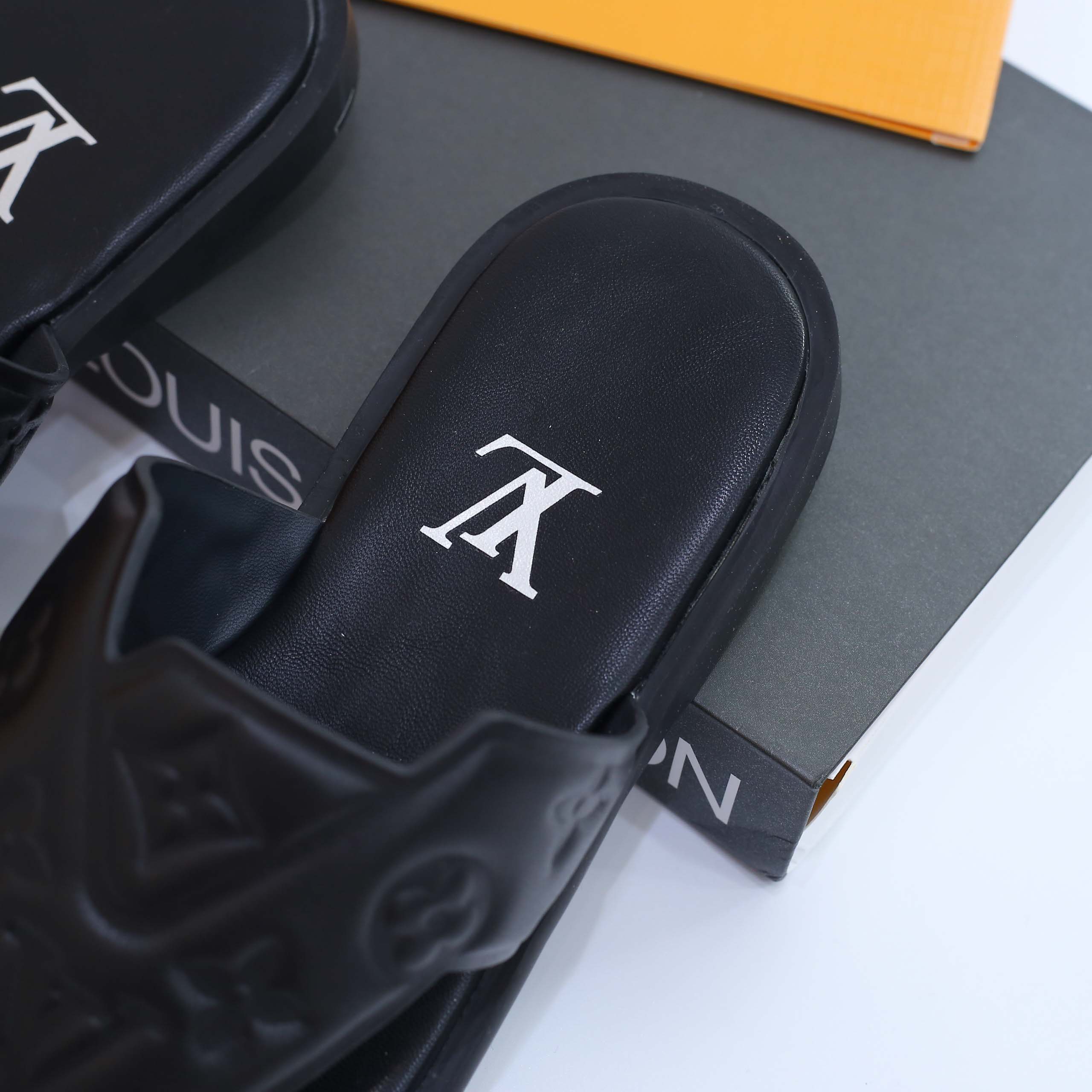 Dép LV Oasis Mule Embossed Monogram Black Best Quality