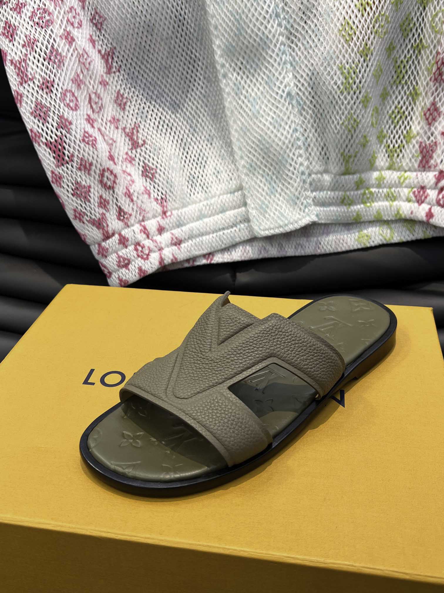 Dép LV Oasis Mule Taupe Monogram Leather Logo Best Quality