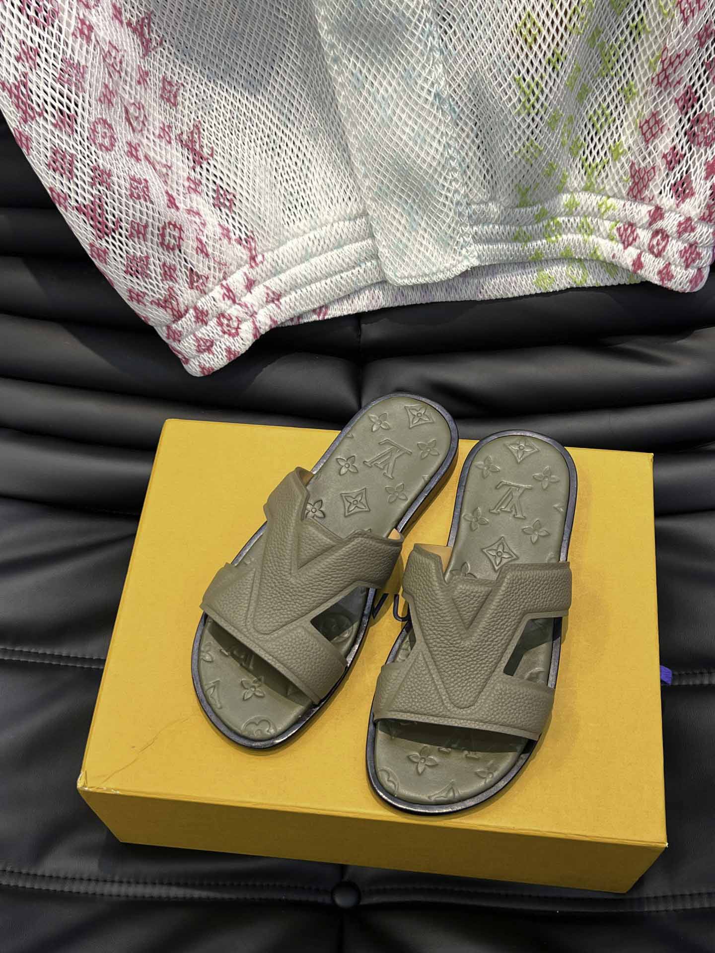 Dép LV Oasis Mule Taupe Monogram Leather Logo Best Quality