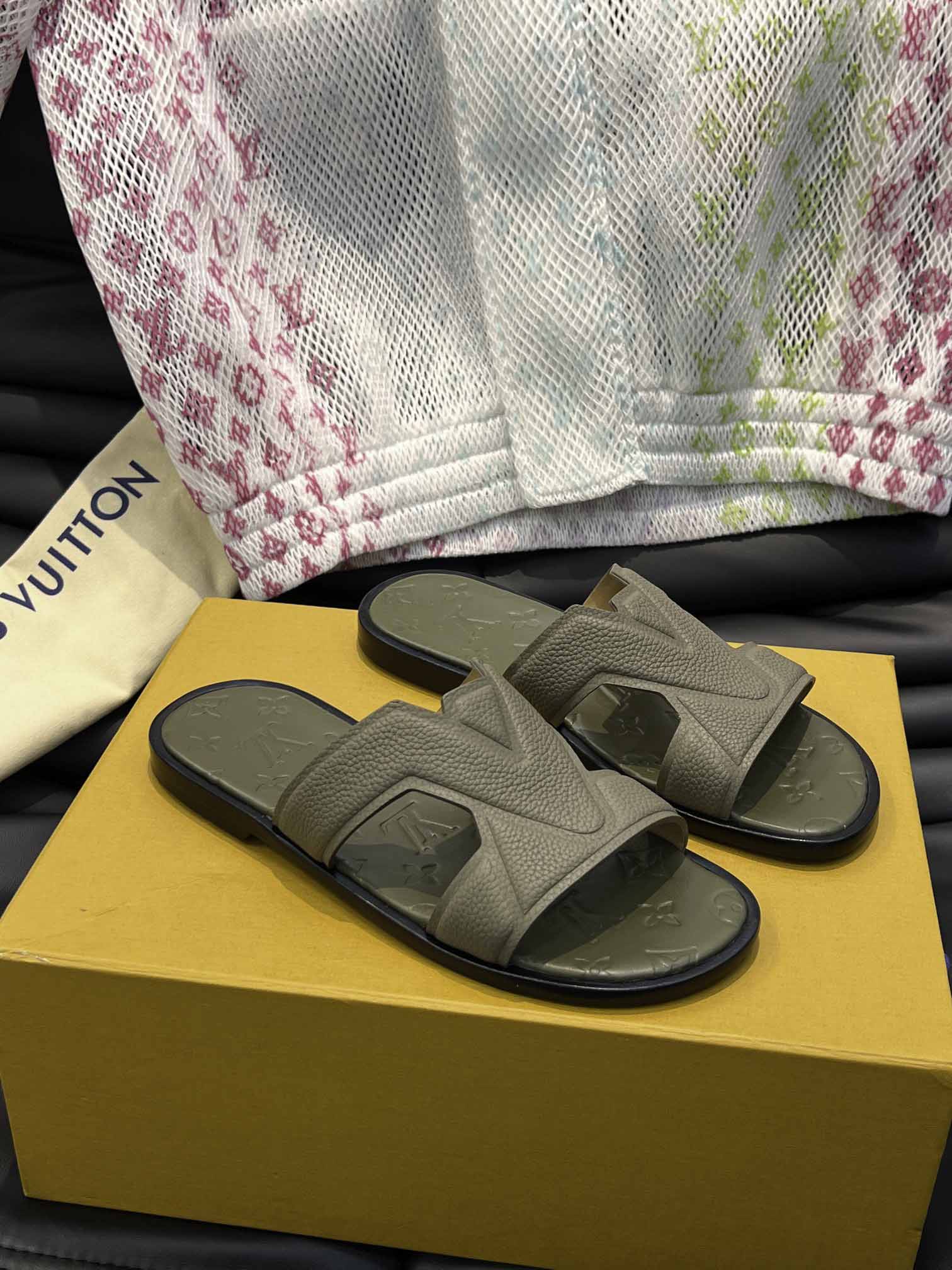 Dép LV Oasis Mule Taupe Monogram Leather Logo Best Quality