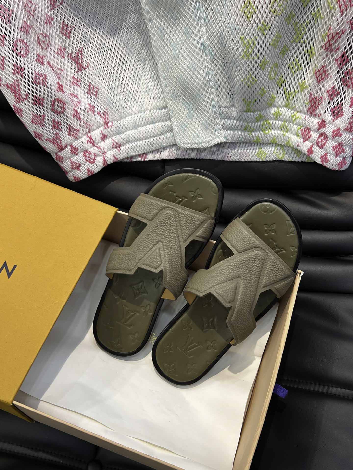 Dép LV Oasis Mule Taupe Monogram Leather Logo Best Quality